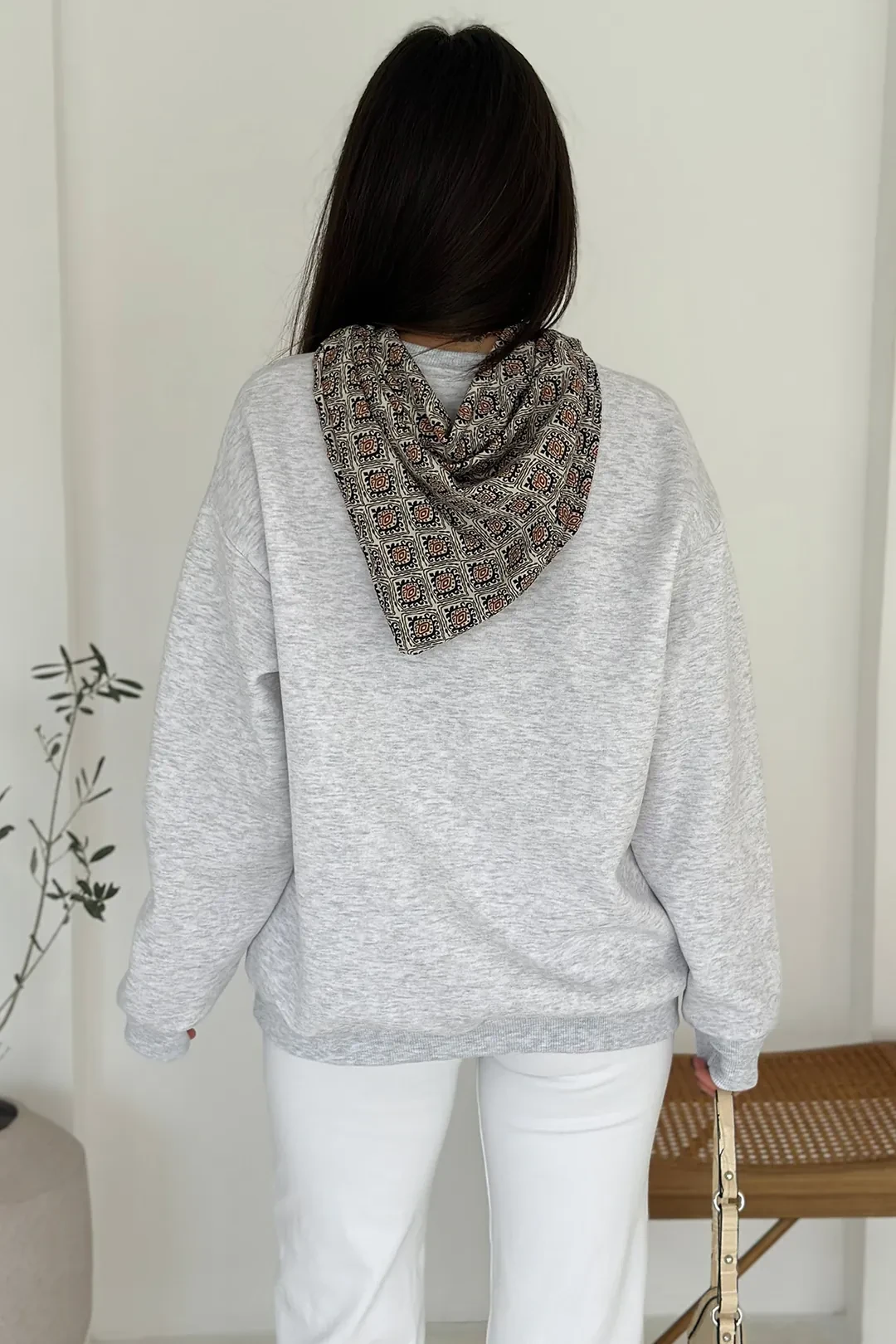 Kadın Dekoratif Yakalı Likralı Sweatshirt – Konforlu & Karakterli Stil - Gri