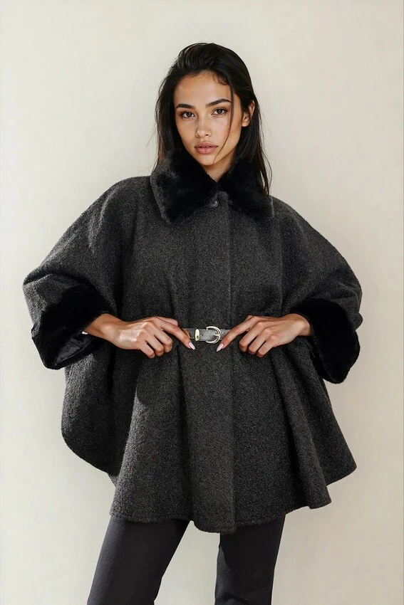 Kadın Kürk Yaka Manşet Detaylı Panço Kaban Kemerli Pelerin Ceket Kaşe - Siyah