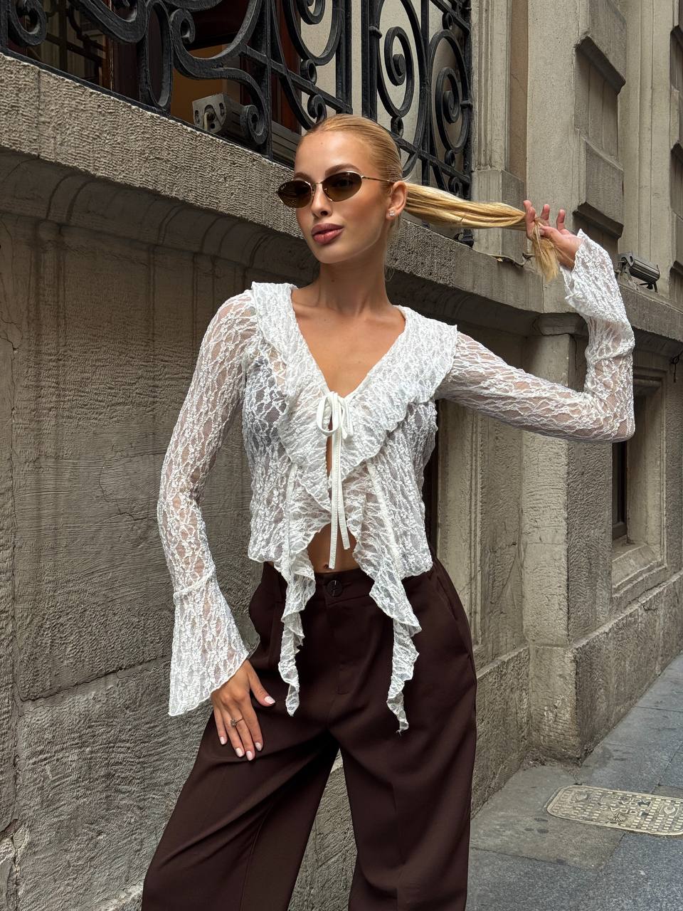 Siyah Dantel Bağlama Detaylı Bluz - Ekru