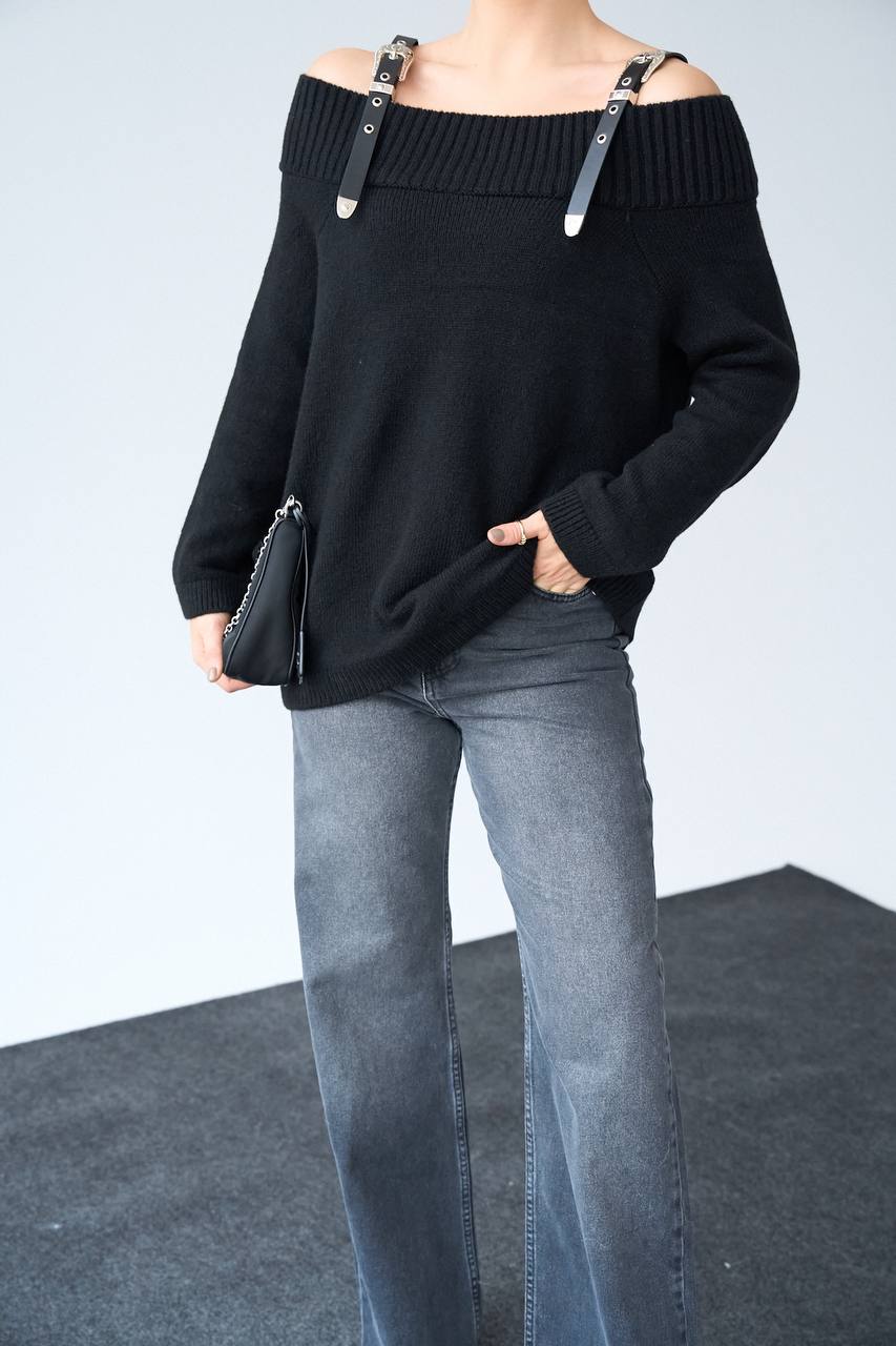  Kayık Yaka Deri Askı Detaylı Triko Kazak