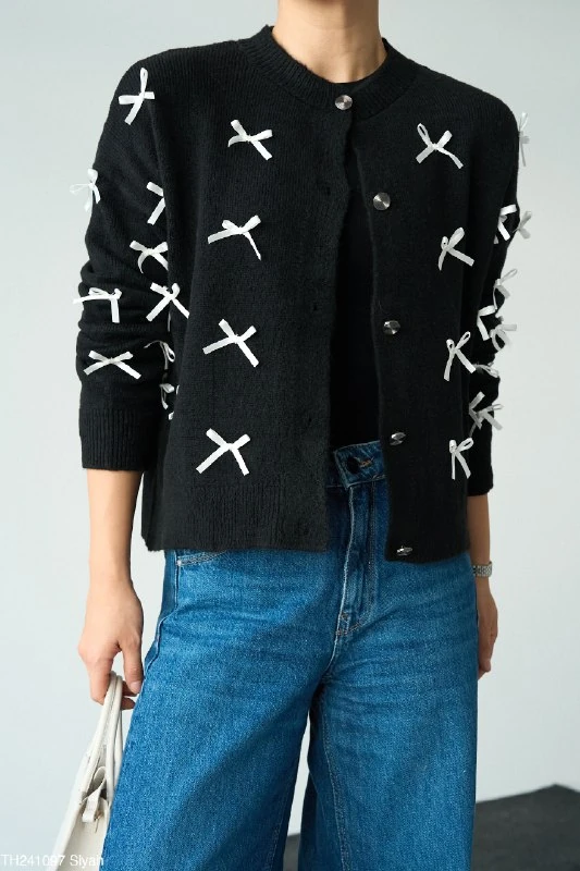 Beyaz Kurdele Fiyonk Detaylı Düğme Kapatmalı Kadın Örgü Hırka