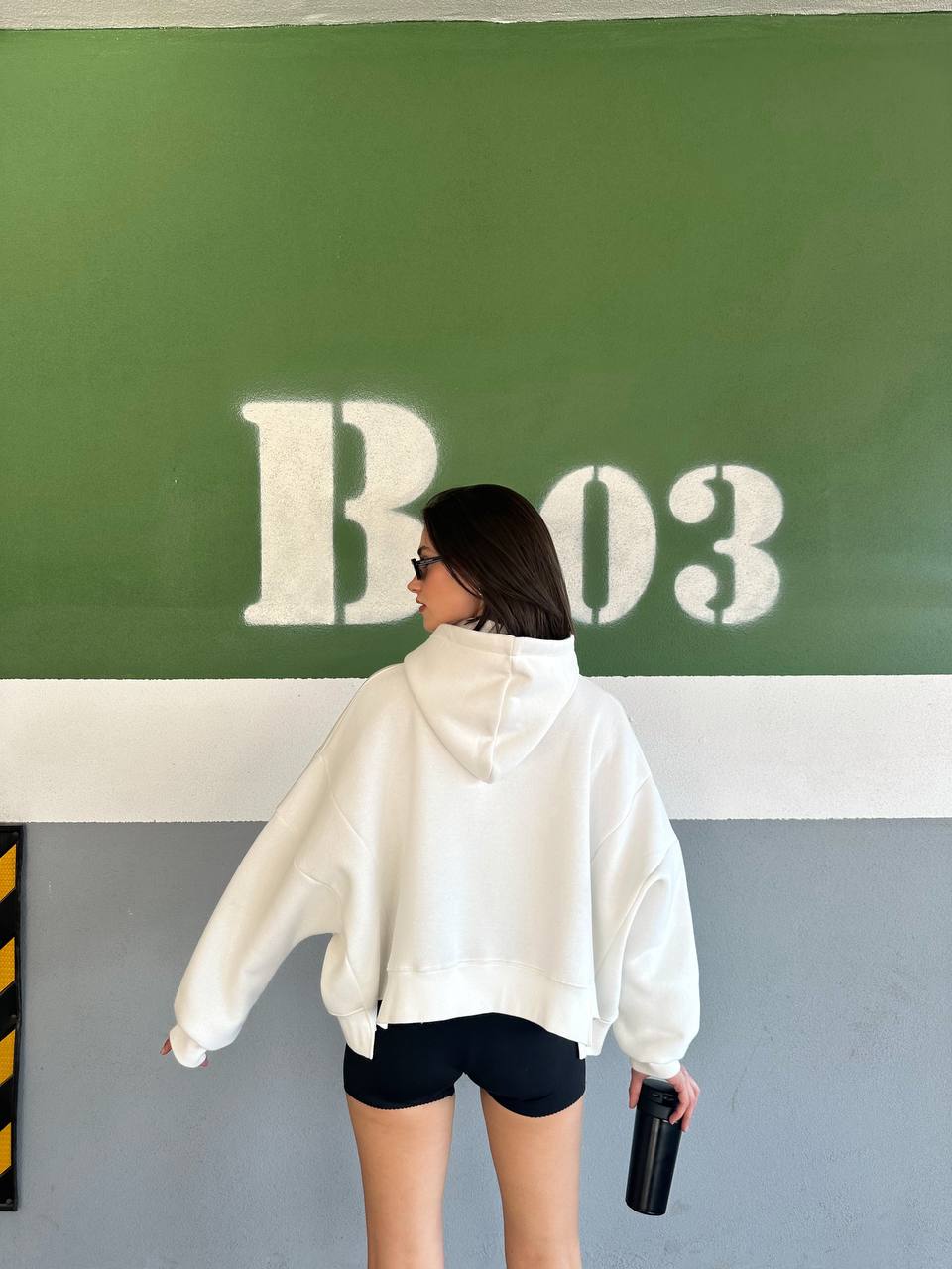 Kadın Kapüşonlu, Dik Yaka Fermuarlı, Crop-Kısa, Bol-Oversize, Önü Yazı Baskılı, Haki, Sweatshirt - BEYAZ