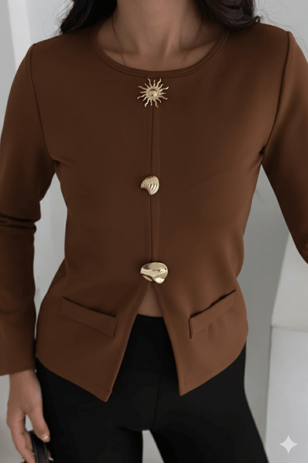 Kadın Düğme Detaylı Cepli Bluz – Karakterli & Modern Stil - Kahverengi