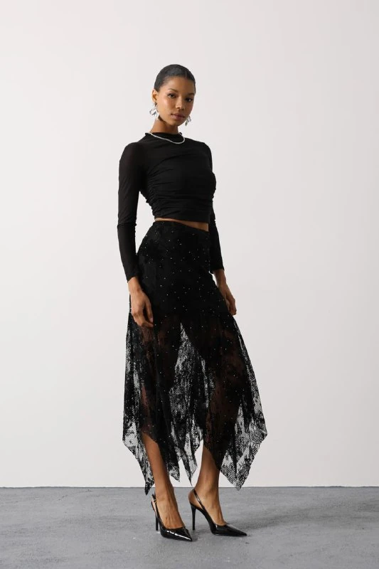 Yüksek Bel Asimetrik Etek Ucu Simli Detaylı Dantel Etek