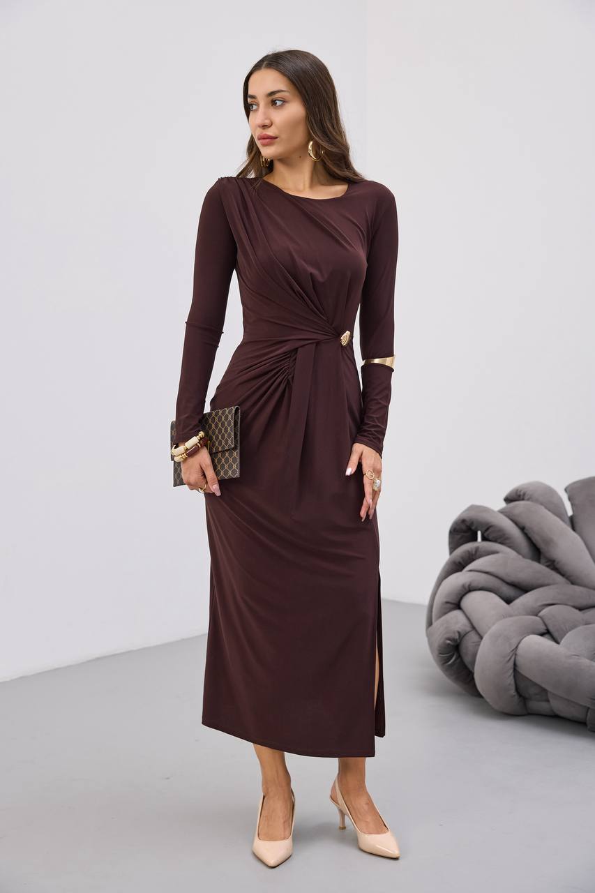 BELİ BÜZGÜLÜ TOKALI ELBİSE - Kahverengi