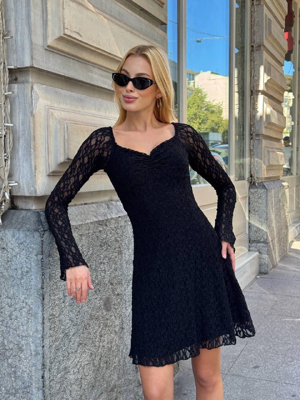 Kadın Siyah Dantelli Uzun Kollu Kalp Yaka Mini Abiye Elbise Güpür Kumaş Vücudu Saran