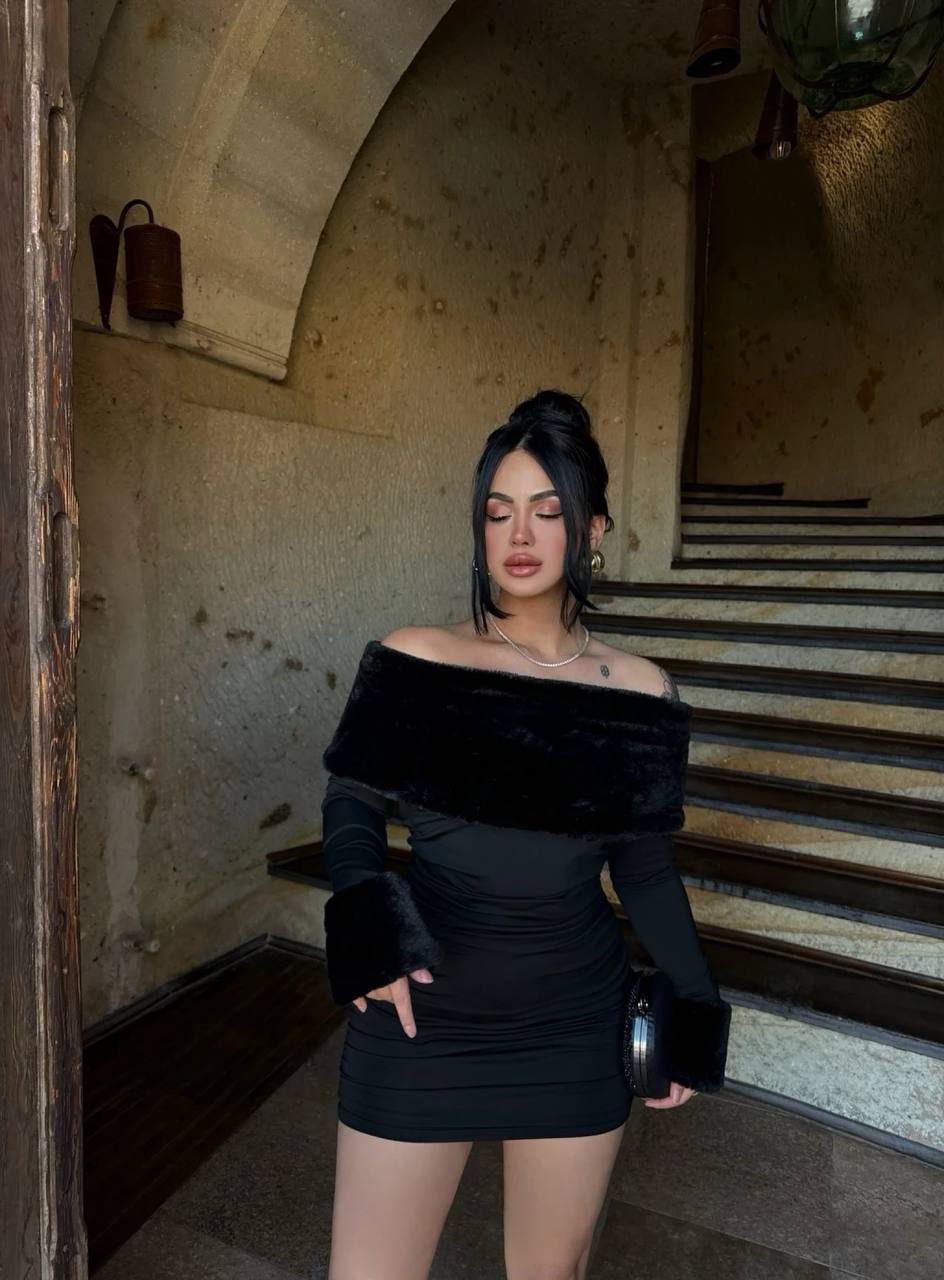 YAKASI KÜRKLÜ BÜZGÜLÜ ELBİSE - Siyah