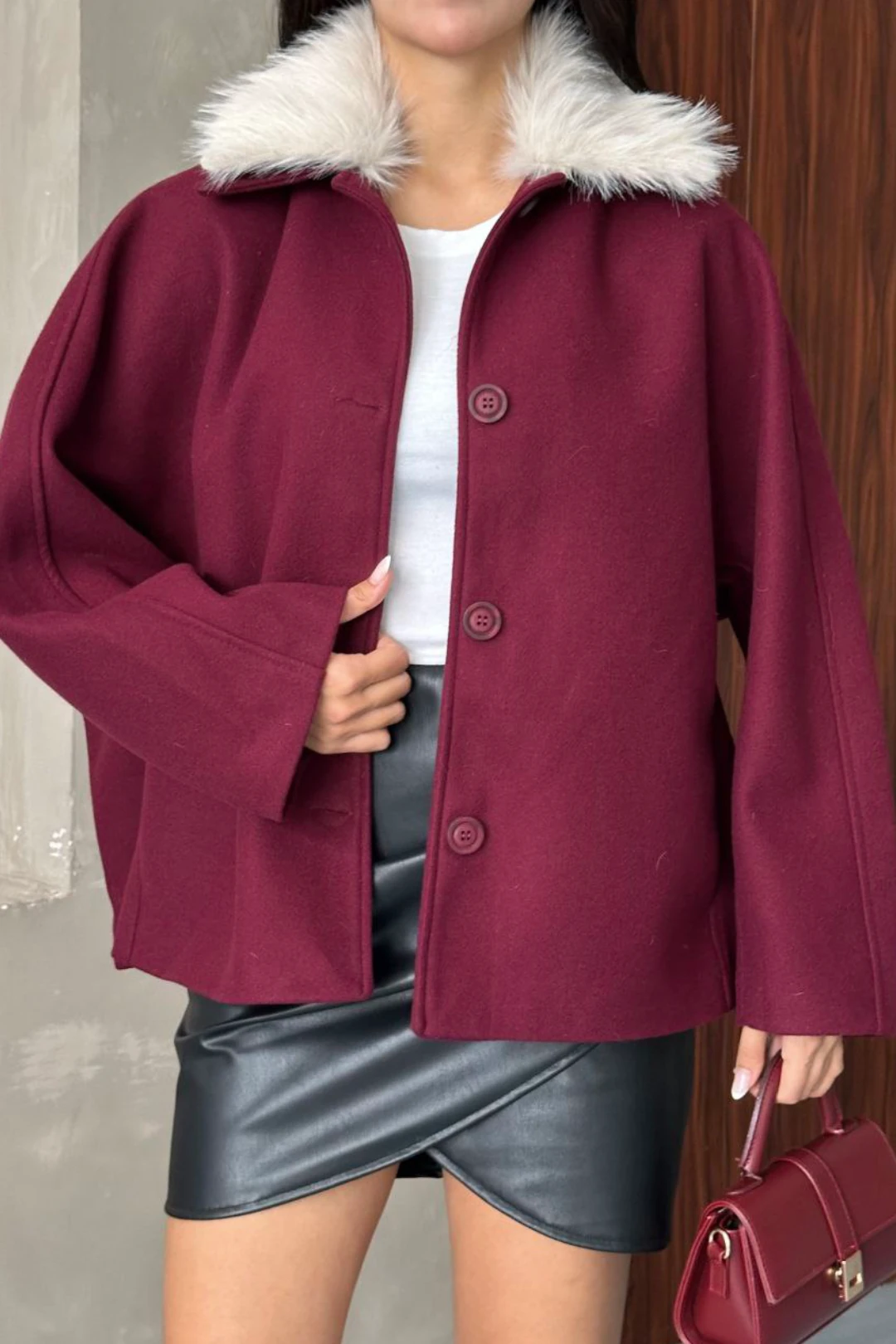 Kadın Bej Kürk Yakalı Kısa Ceket Kaşe Kumaş Oversize Geniş Kol Düğmeli Kışlık - Bordo