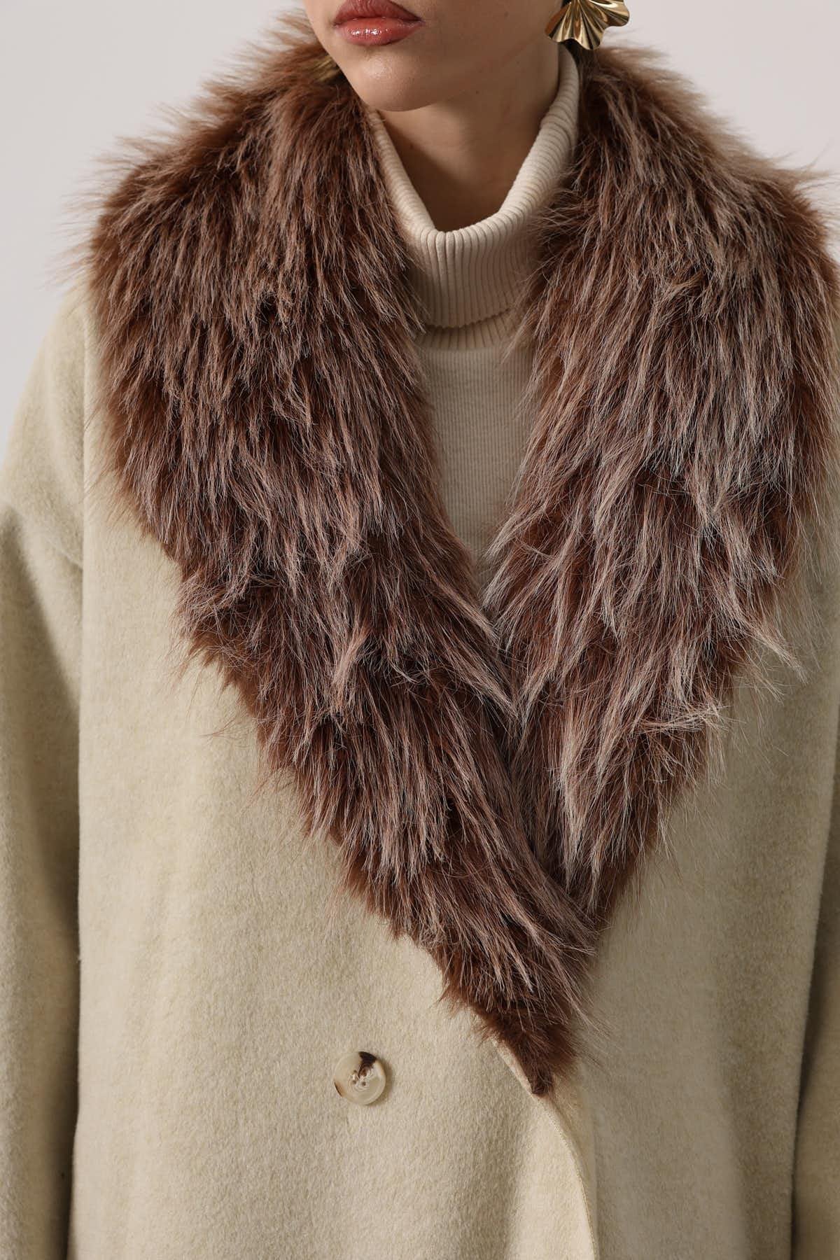 Kaşe Kaban Uzun Model Kürklü Yaka Detaylı - Bej