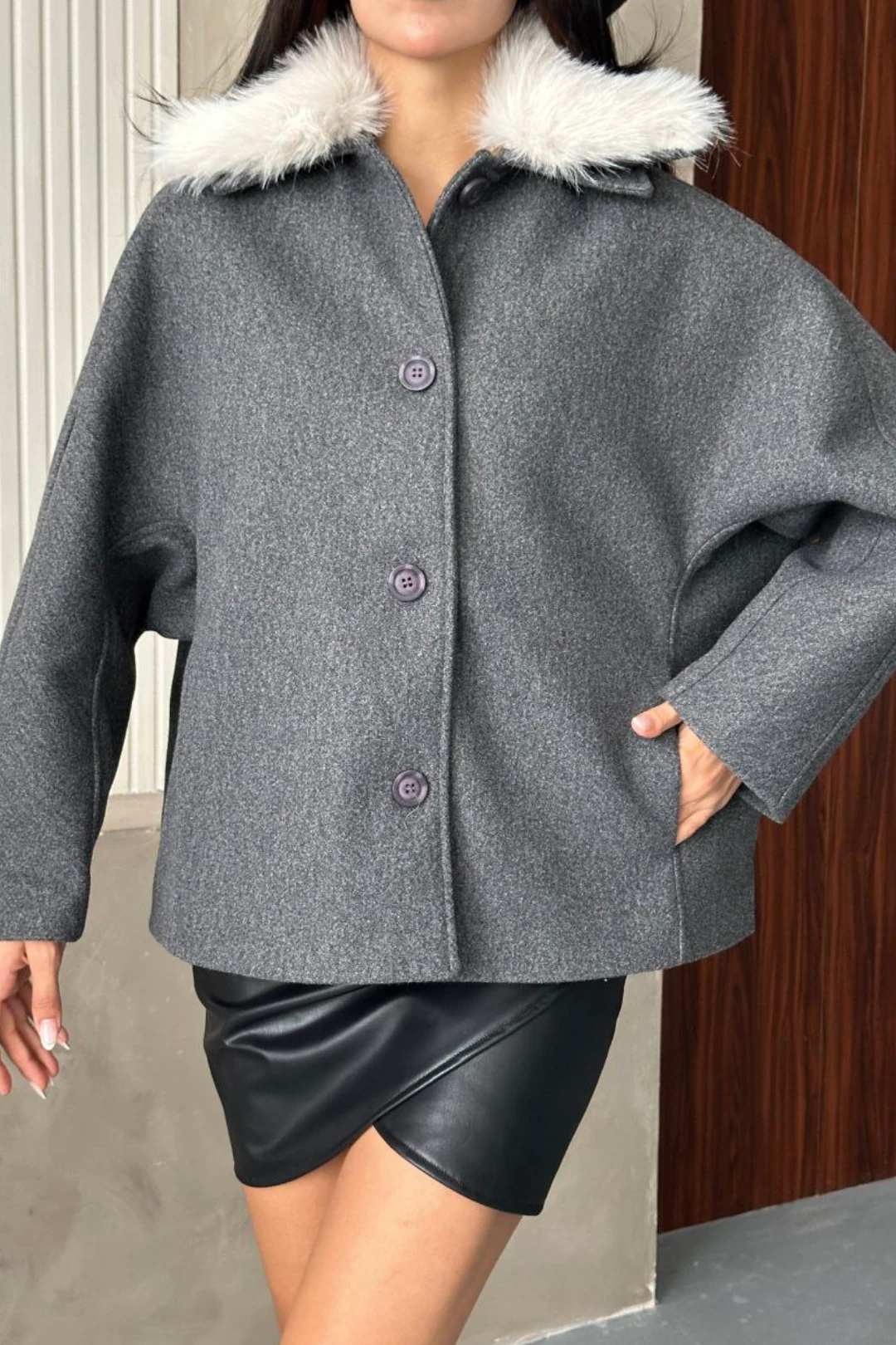 Kadın Bej Kürk Yakalı Kısa Ceket Kaşe Kumaş Oversize Geniş Kol Düğmeli Kışlık - Antrasit