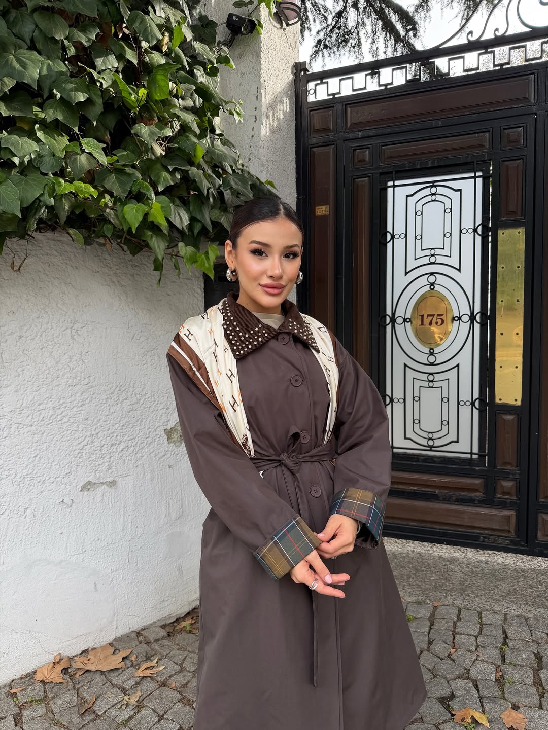 Ekose Manşet Detaylı ve Bağcıklı Kemerli Kadın Uzun Trençkotu