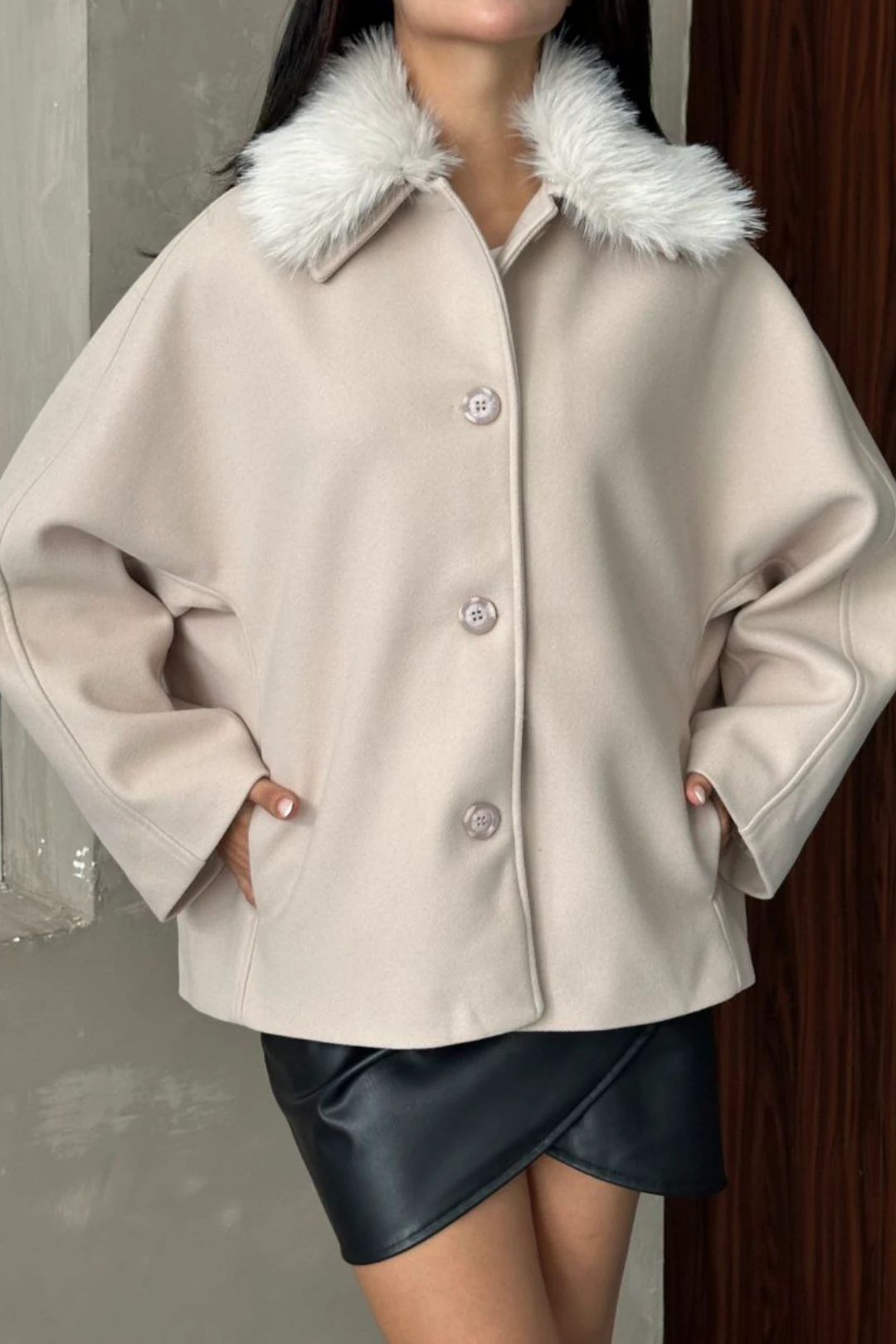 Kadın Bej Kürk Yakalı Kısa Ceket Kaşe Kumaş Oversize Geniş Kol Düğmeli Kışlık - Ekru