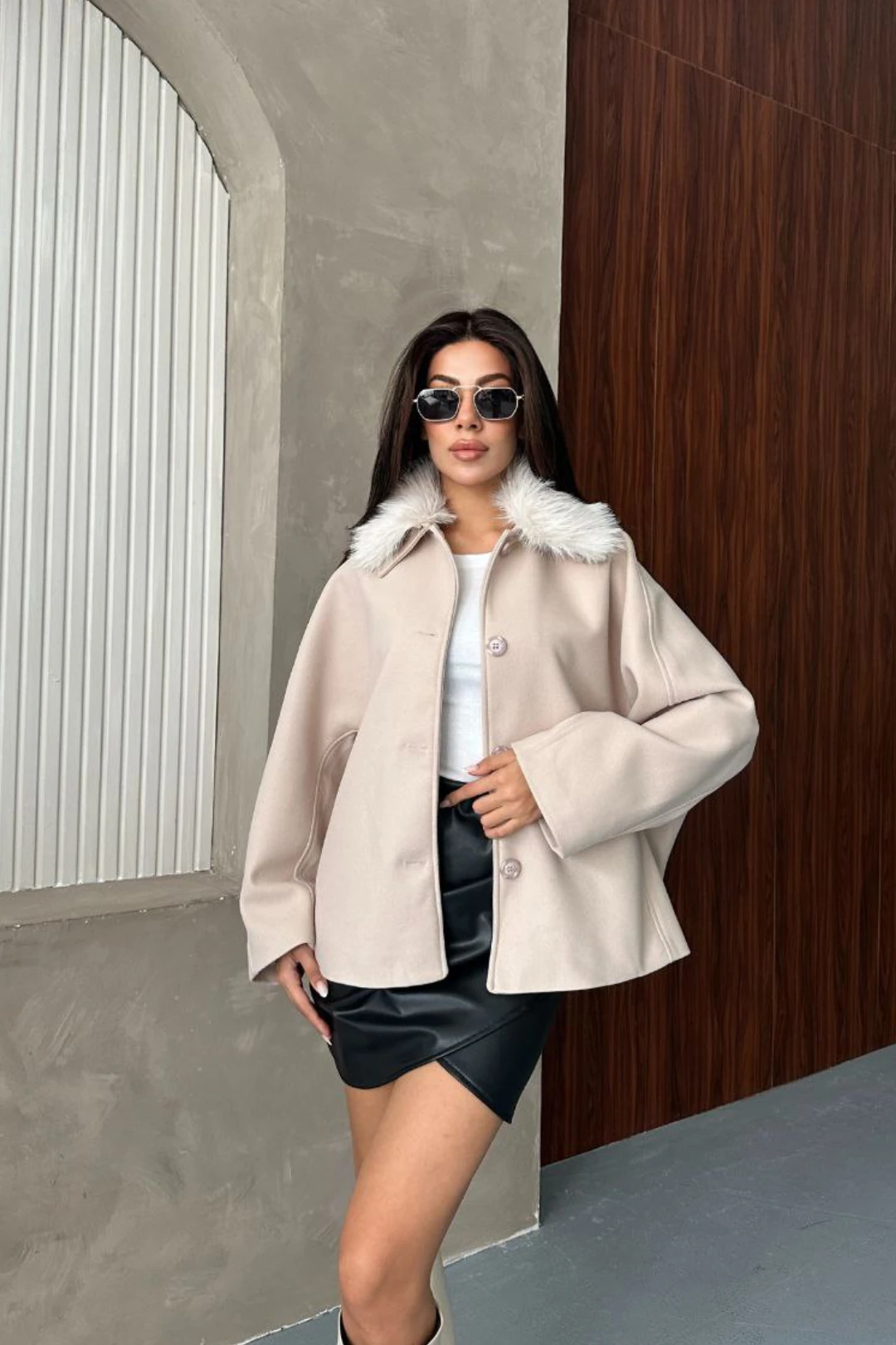 Kadın Bej Kürk Yakalı Kısa Ceket Kaşe Kumaş Oversize Geniş Kol Düğmeli Kışlık - Ekru