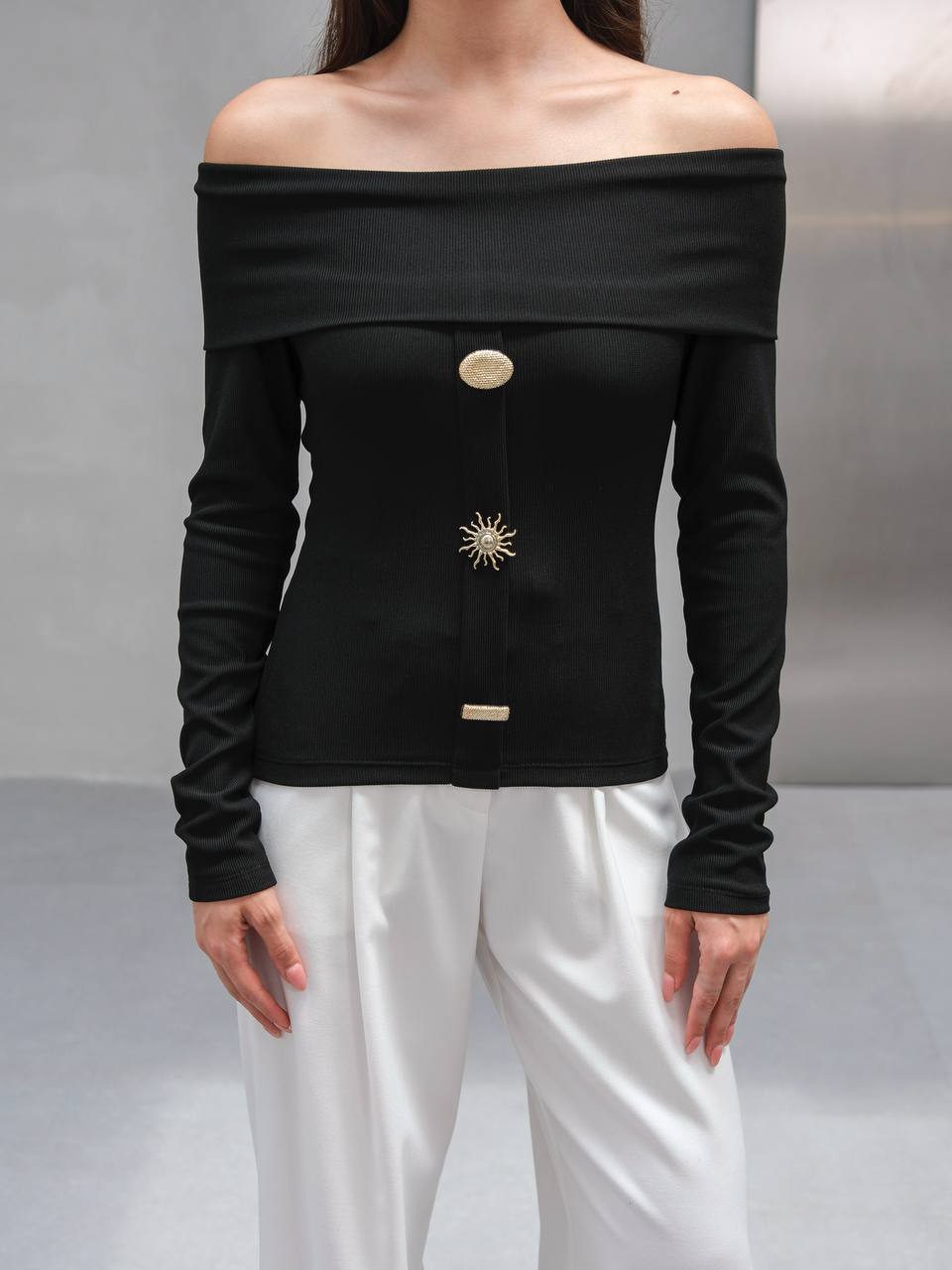 MADONNA YAKA ÜÇ DÜĞMELİ BLUZ - Siyah