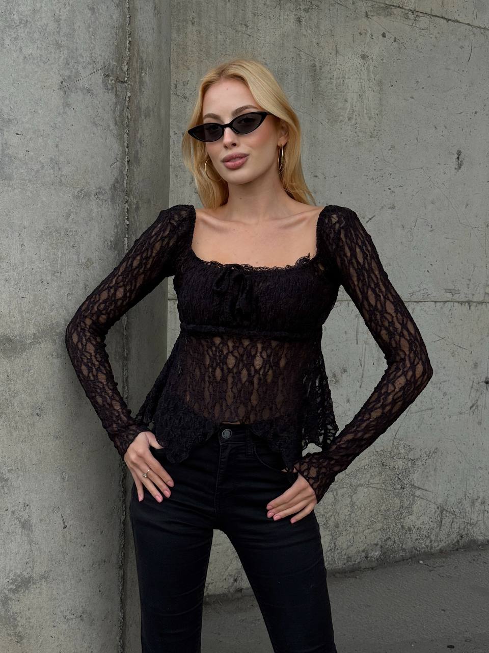 Ekru Peplum Etek Ucu Fırfırlı Güpür Bluz Uzun Kol Bağlama Detaylı Kare Yaka Şık Bluz - Siyah