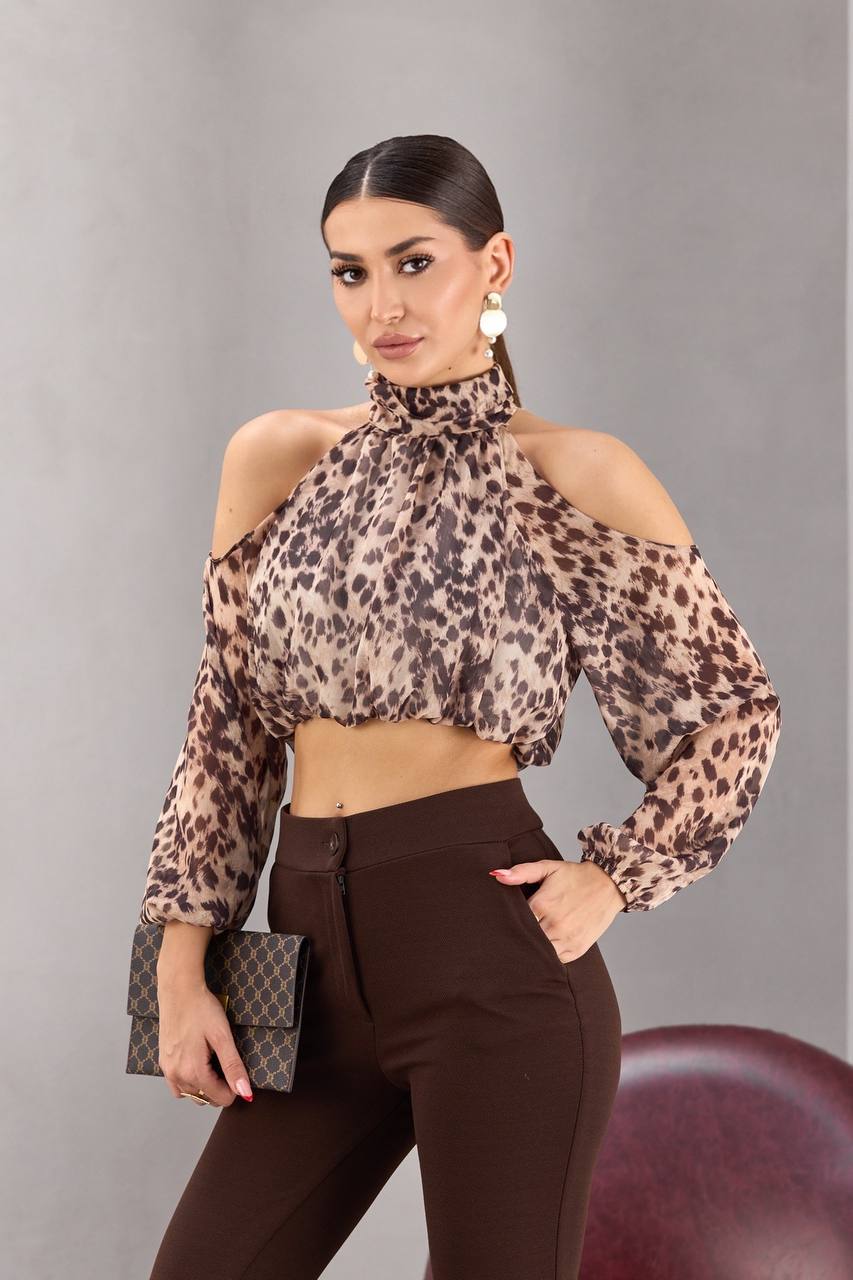 Omuzları Açık Kırpılmış Bluz Yüksek Yaka Hayvan Desenli Büzgülü Detay