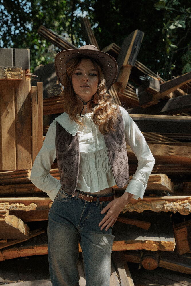 İşlemeli Süet Yelek – Western Tarz Şıklık - Kahverengi