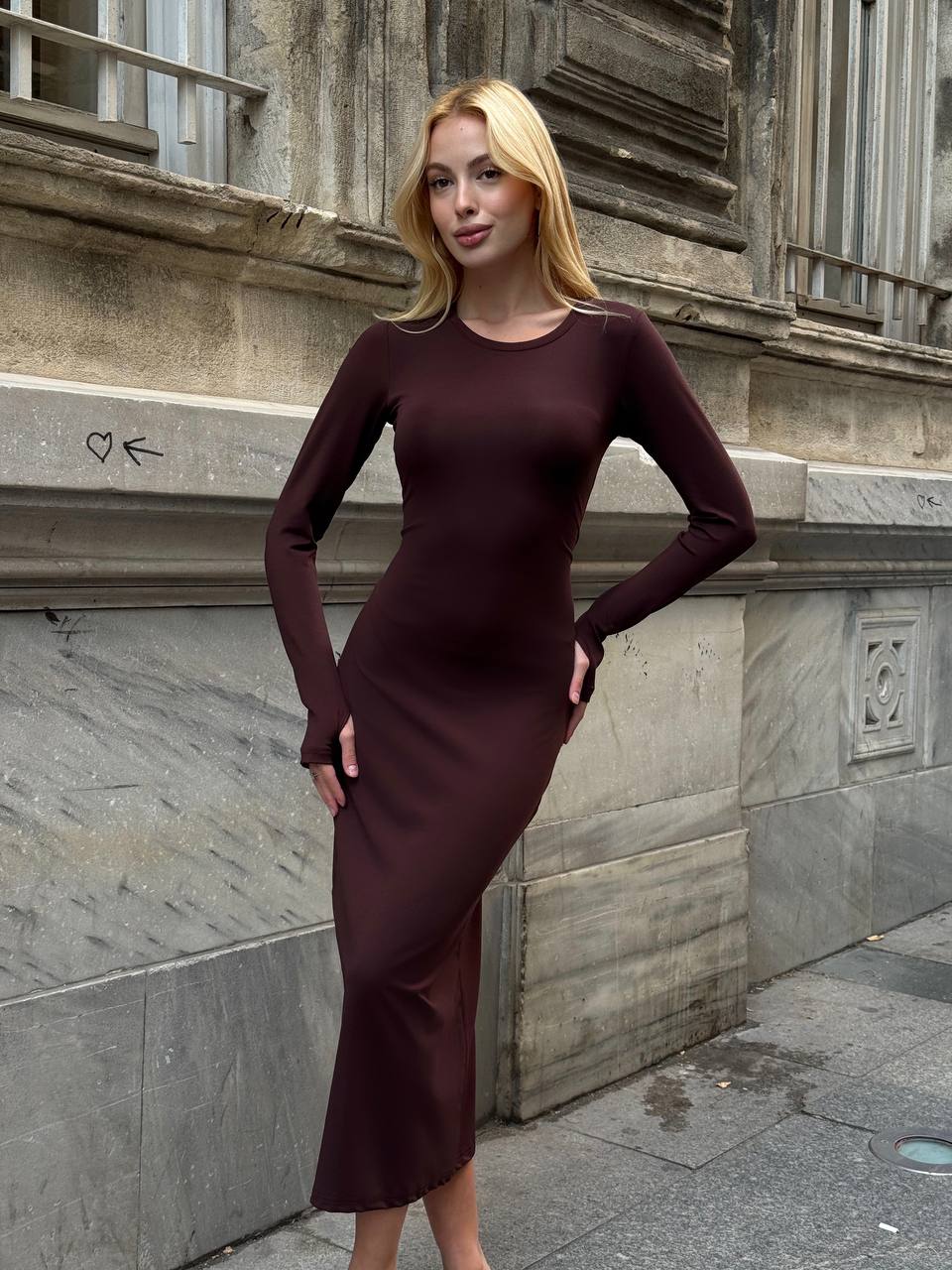 Abiye Uzun Kollu Fit Kalıp Elbise Yuvarlak Yaka Likralı Kumaş Midi Boy - Kahverengi