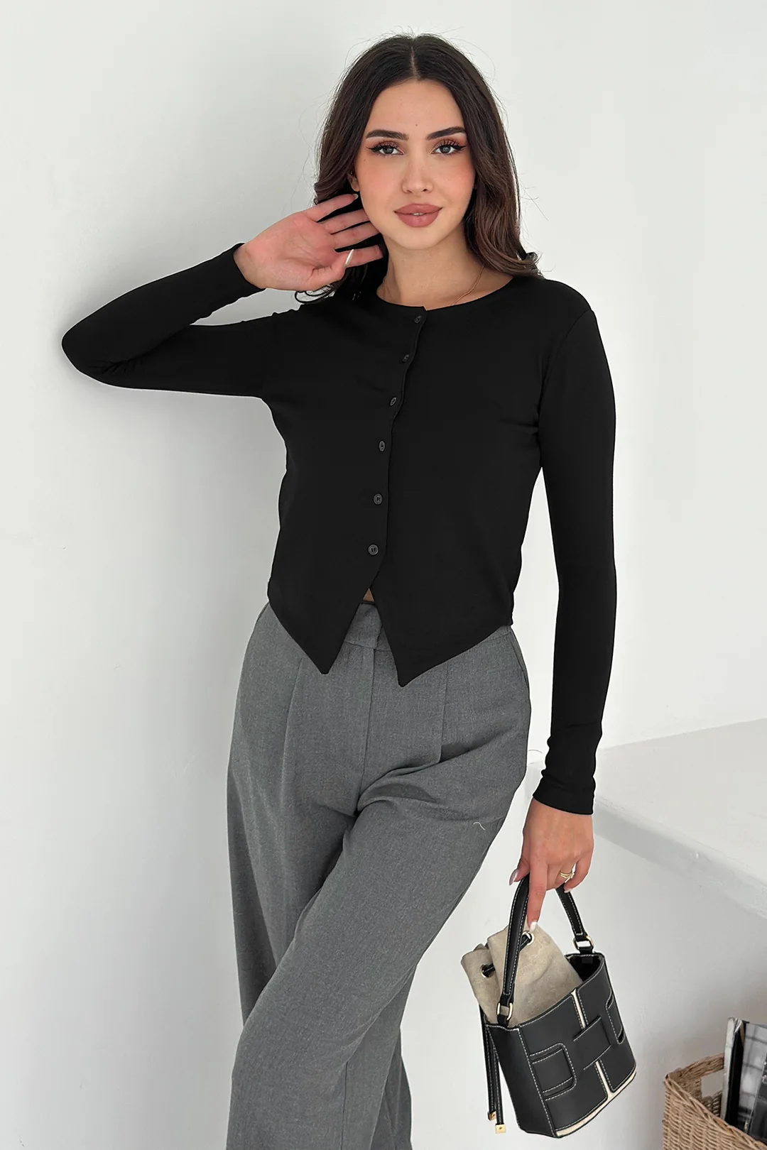 Kadın Sivri Etek Uçlu Düğmeli Bluz – Modern & Şehirli Stil