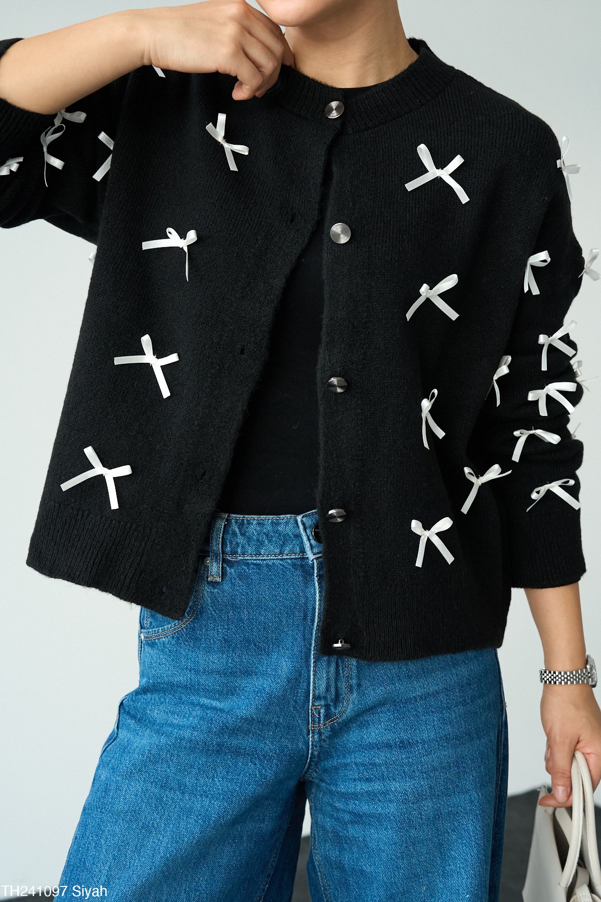 Beyaz Kurdele Fiyonk Detaylı Düğme Kapatmalı Kadın Örgü Hırka