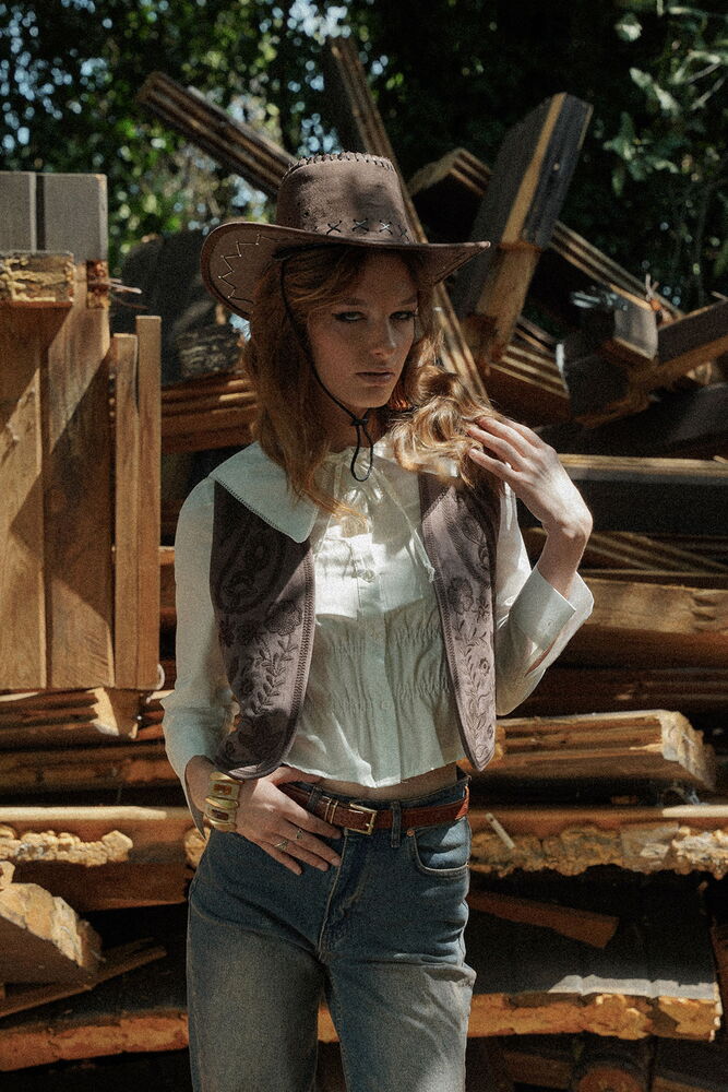 İşlemeli Süet Yelek – Western Tarz Şıklık - Kahverengi