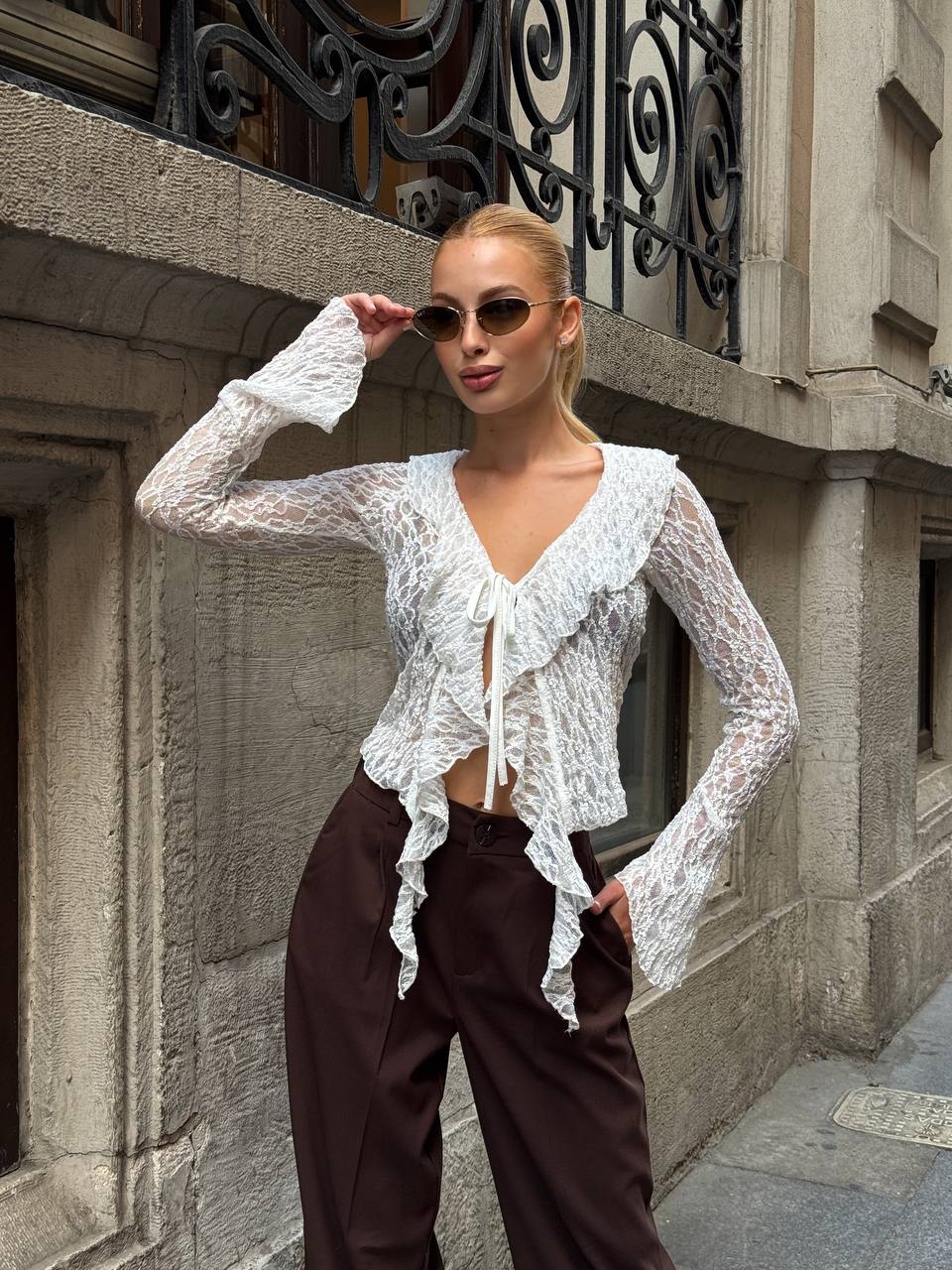 Siyah Dantel Bağlama Detaylı Bluz - Ekru