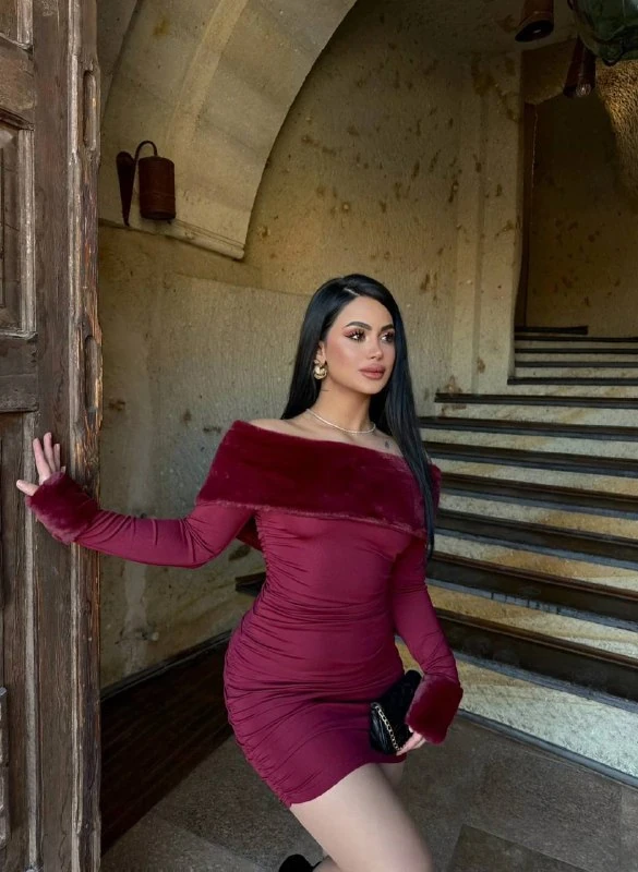 YAKASI KÜRKLÜ BÜZGÜLÜ ELBİSE