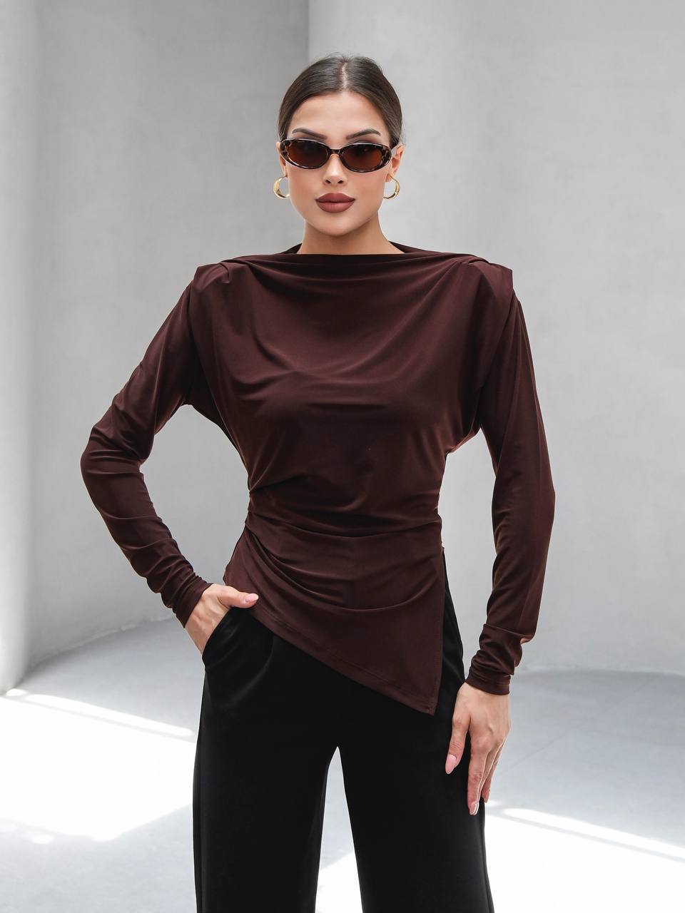 ASIMETRIK KESIM VATKALI BLUZ - Kahverengi