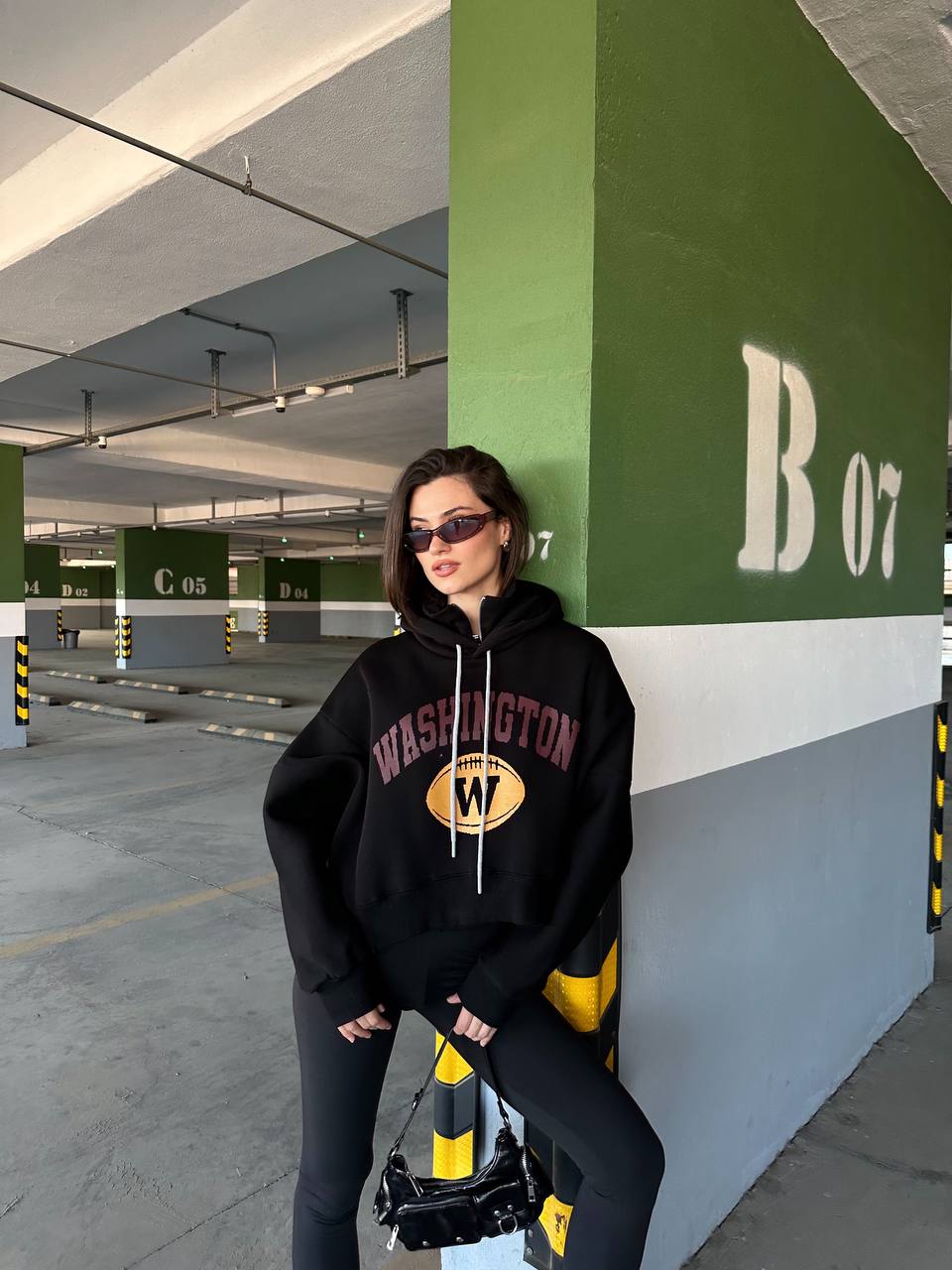  Kadın Kapüşonlu, Dik Yaka Fermuarlı, Crop-Kısa, Bol-Oversize, Önü Yazı Baskılı, Haki, Sweatshirt - Siyah