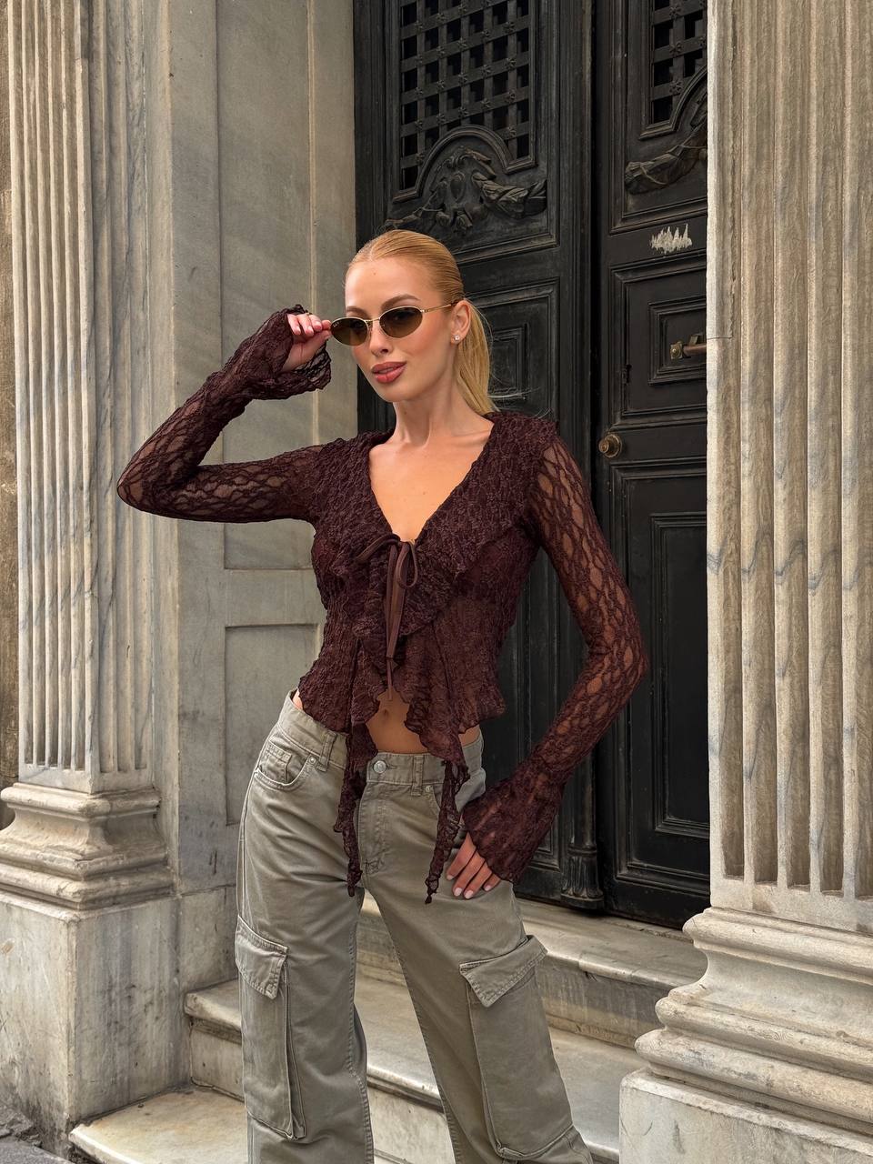 Siyah Dantel Bağlama Detaylı Bluz - Kahverengi