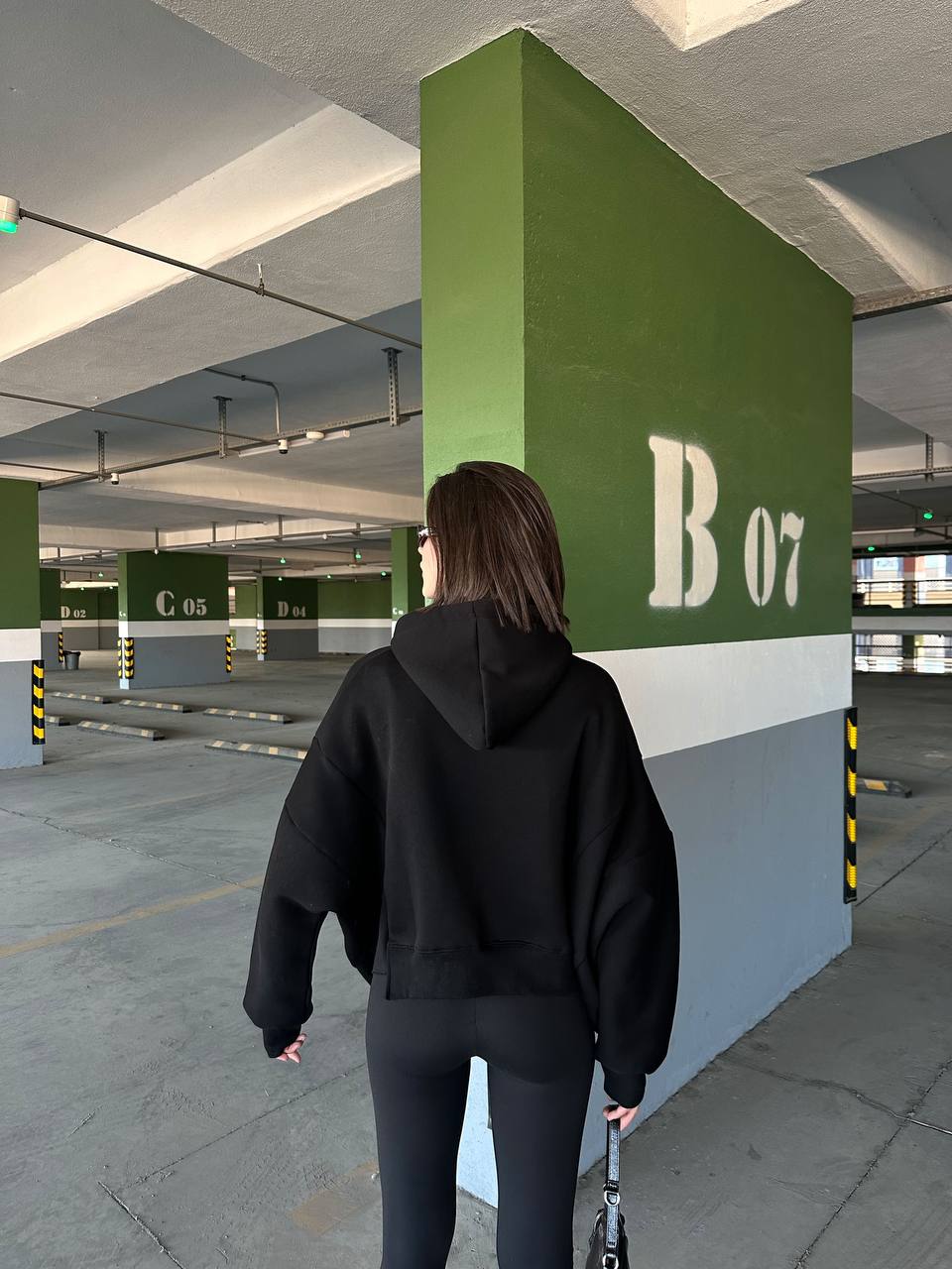  Kadın Kapüşonlu, Dik Yaka Fermuarlı, Crop-Kısa, Bol-Oversize, Önü Yazı Baskılı, Haki, Sweatshirt