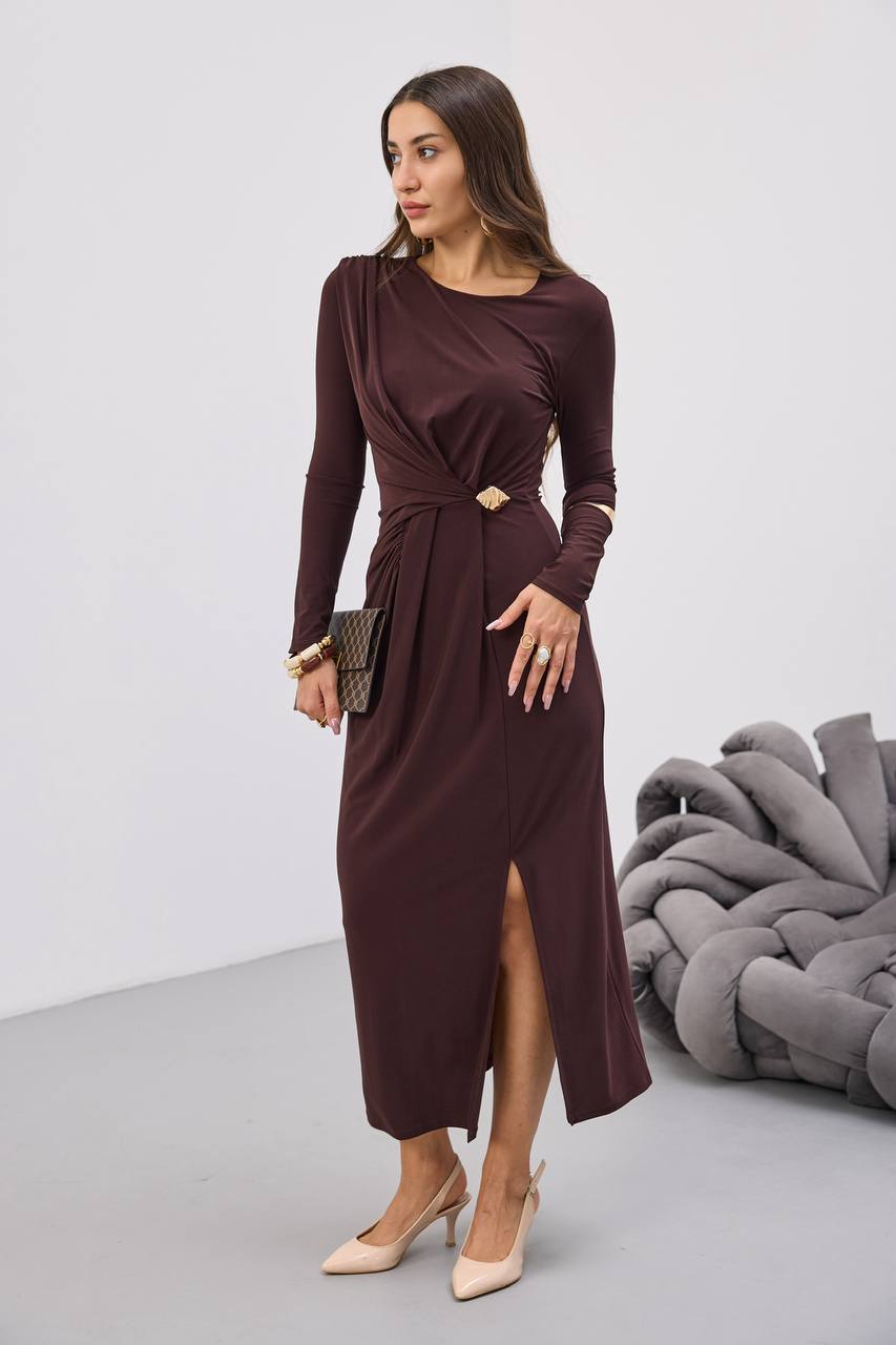 BELİ BÜZGÜLÜ TOKALI ELBİSE - Kahverengi