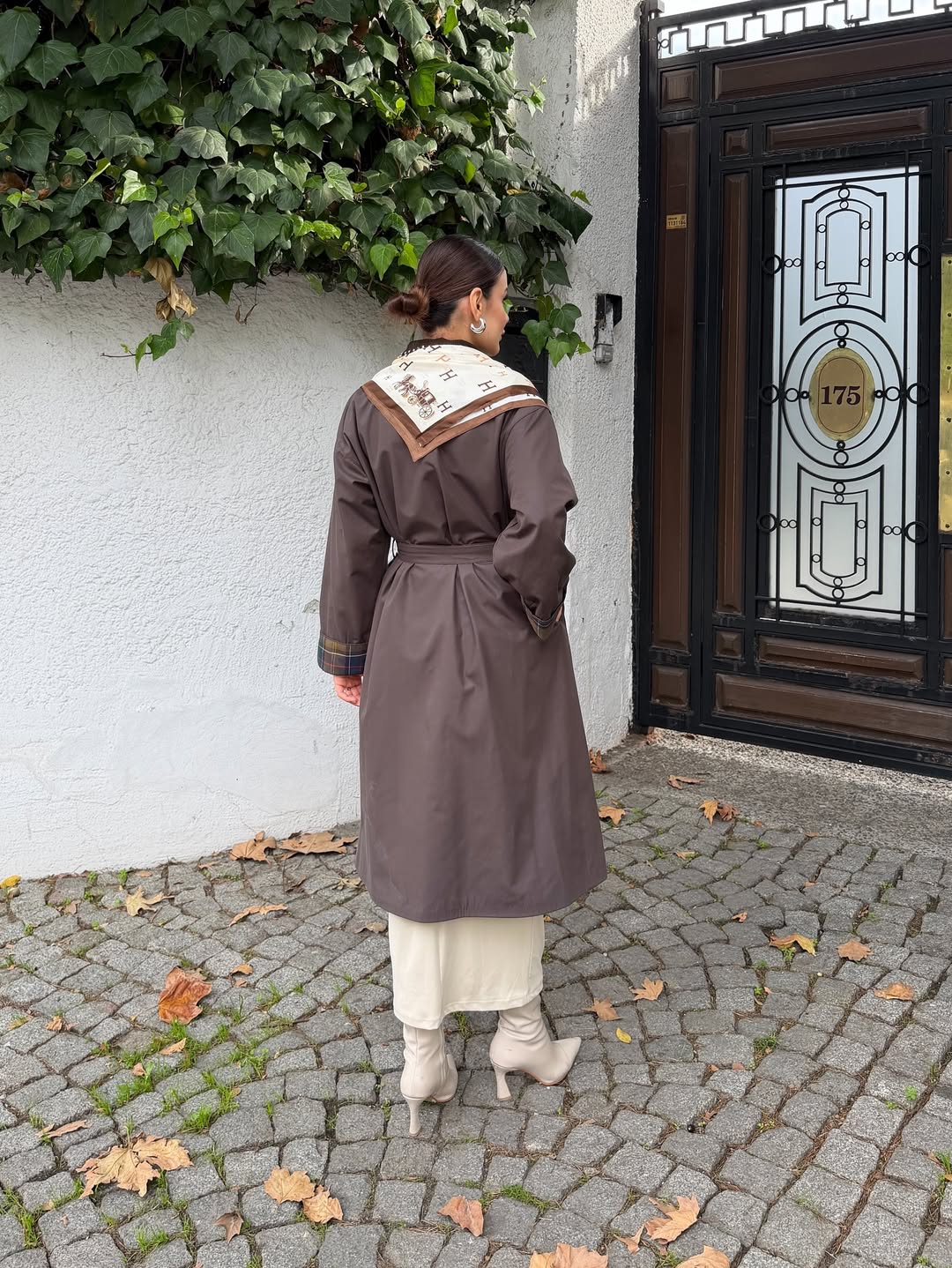 Ekose Manşet Detaylı ve Bağcıklı Kemerli Kadın Uzun Trençkotu