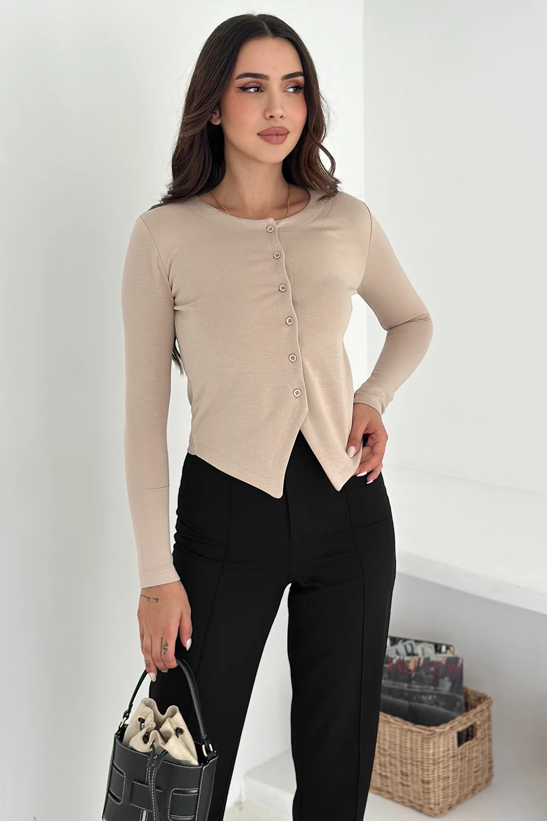 Kadın Sivri Etek Uçlu Düğmeli Bluz – Modern & Şehirli Stil - Bej