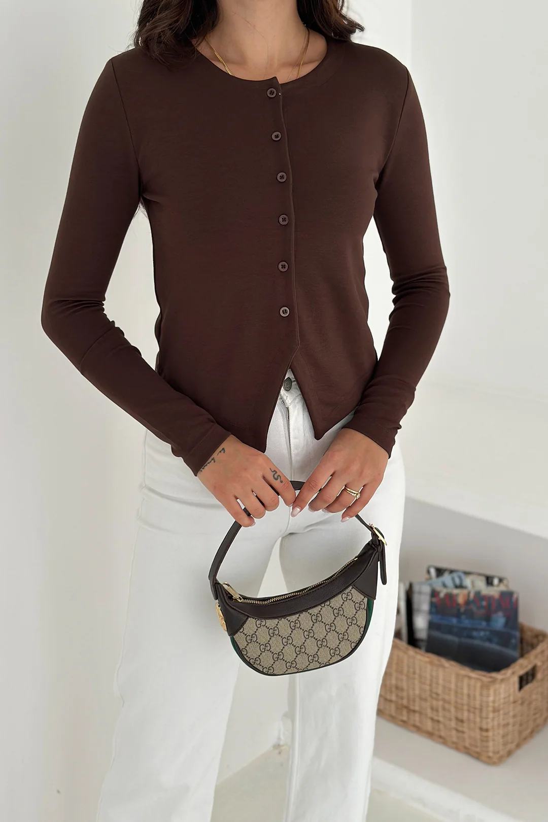 Kadın Sivri Etek Uçlu Düğmeli Bluz – Modern & Şehirli Stil - Kahverengi