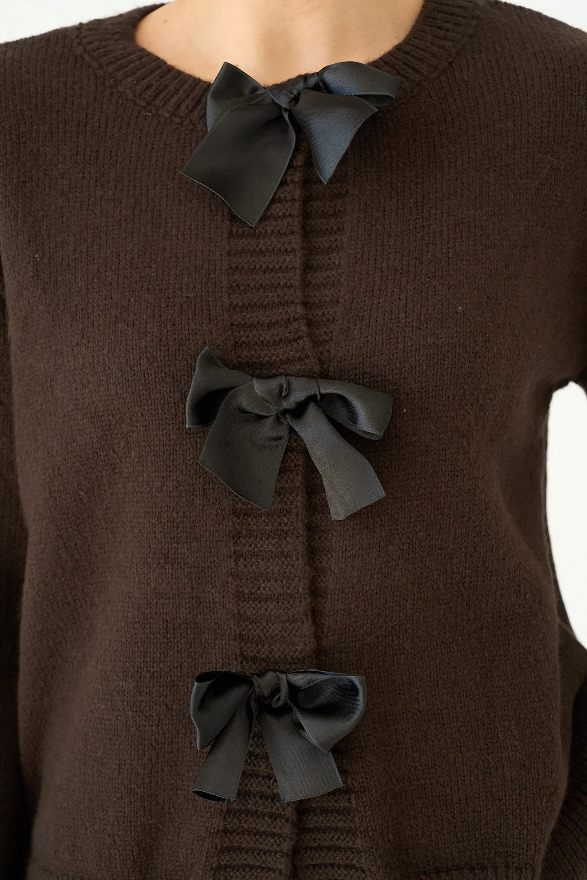 Fiyonk Detaylı Siyah Beyaz Triko Hırka - Kahverengi