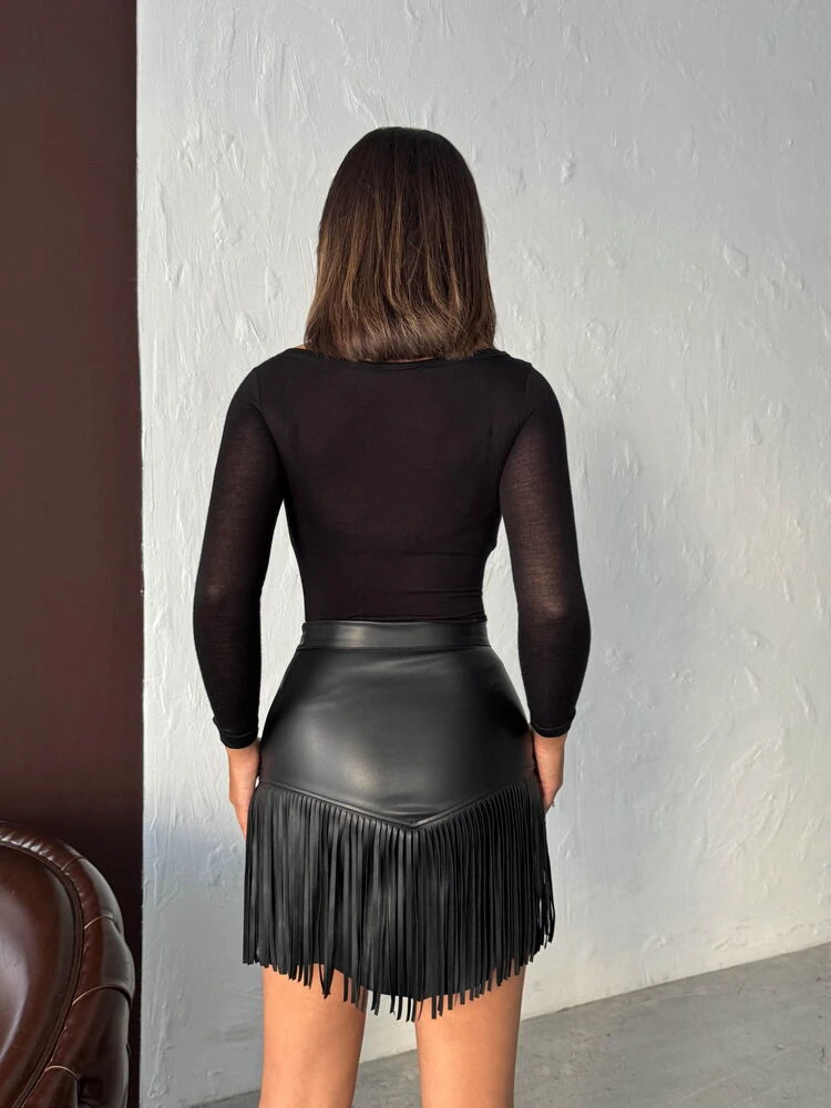 Kadın Püsküllü Mini Etek Zımbalı Deri Görünümlü Kısa Saçaklı Etek Siyah