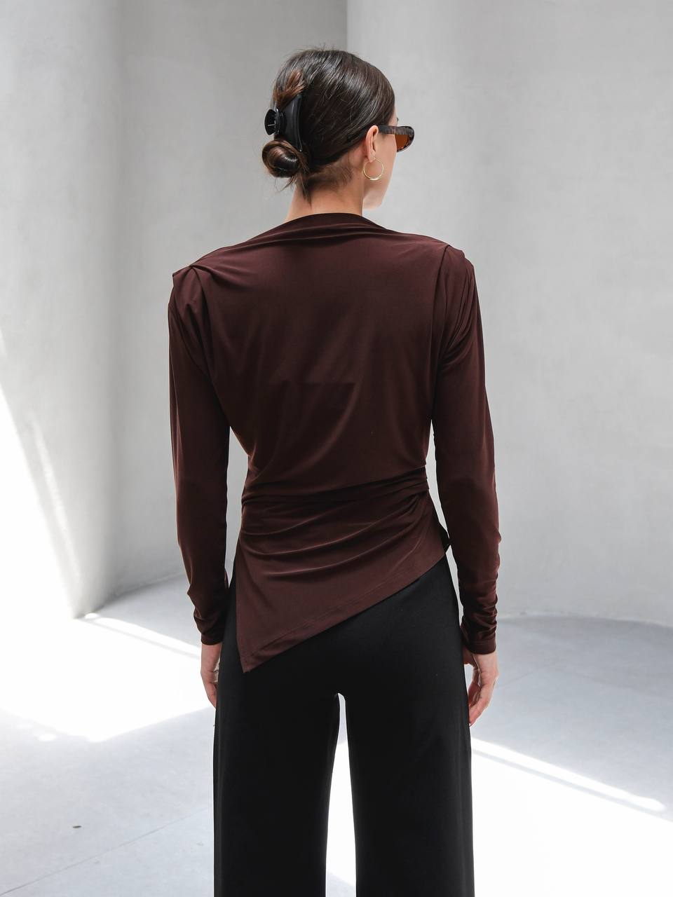 ASIMETRIK KESIM VATKALI BLUZ - Kahverengi