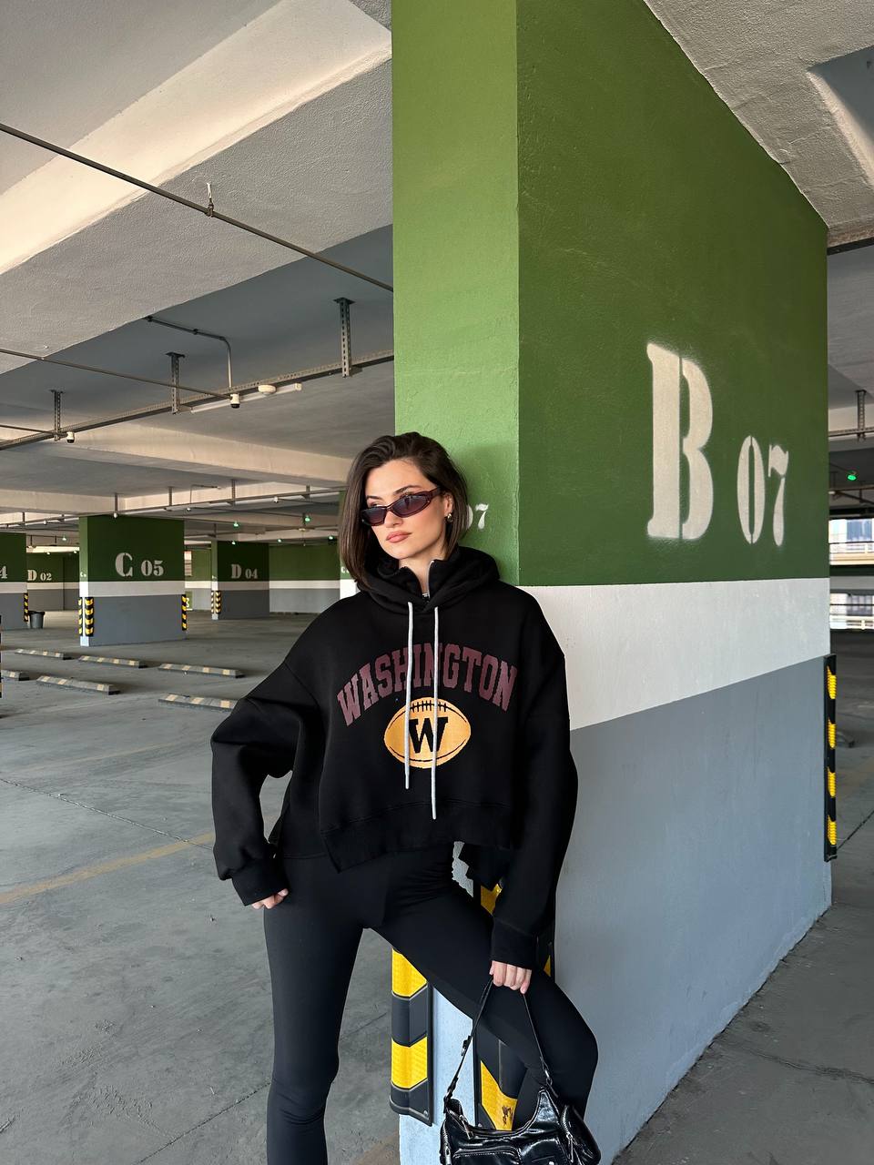  Kadın Kapüşonlu, Dik Yaka Fermuarlı, Crop-Kısa, Bol-Oversize, Önü Yazı Baskılı, Haki, Sweatshirt