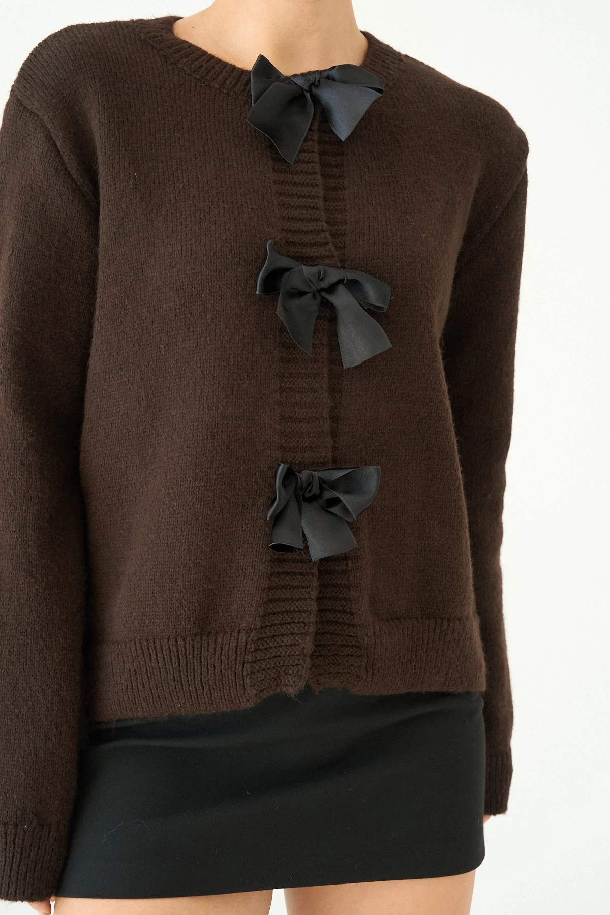 Fiyonk Detaylı Siyah Beyaz Triko Hırka - Kahverengi