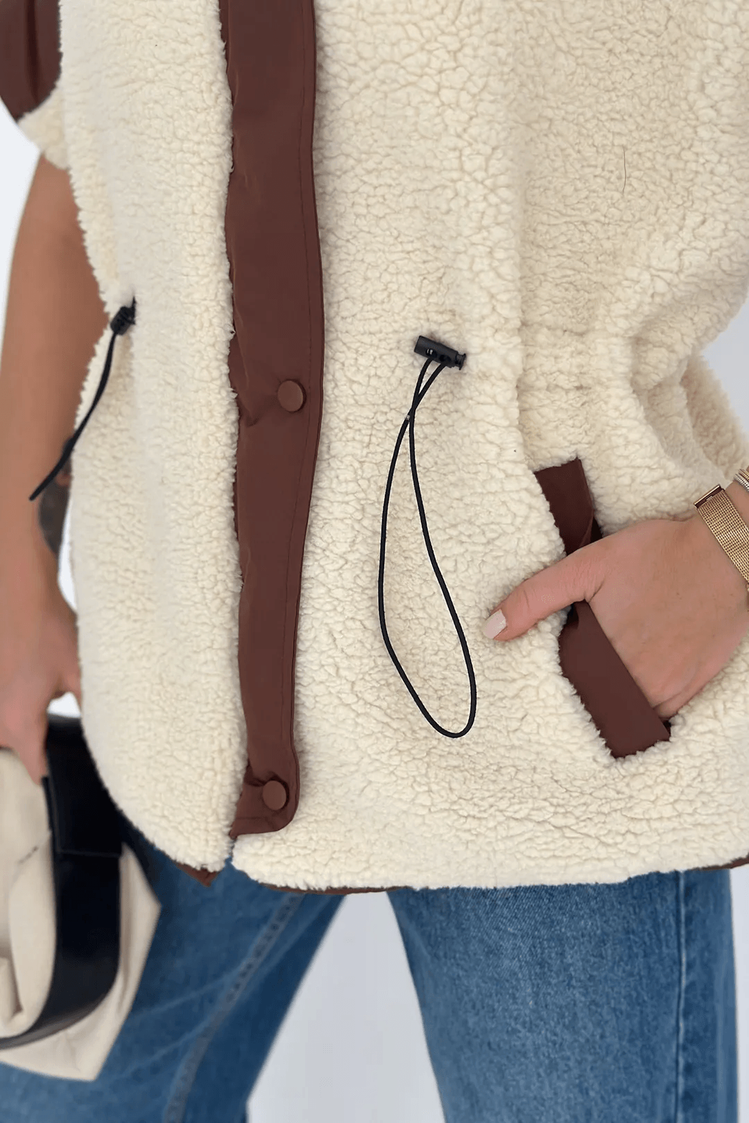Kısa Kollu Kontrast Detaylı Astarlı Peluş Yelek – Sıcak & Stil Sahibi