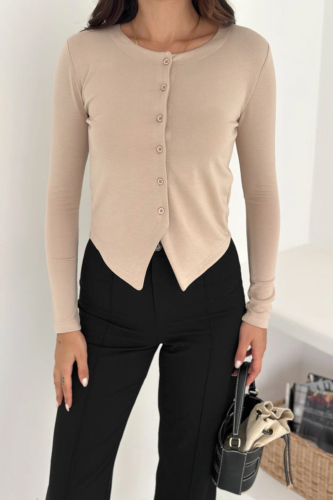 Kadın Sivri Etek Uçlu Düğmeli Bluz – Modern & Şehirli Stil - Bej