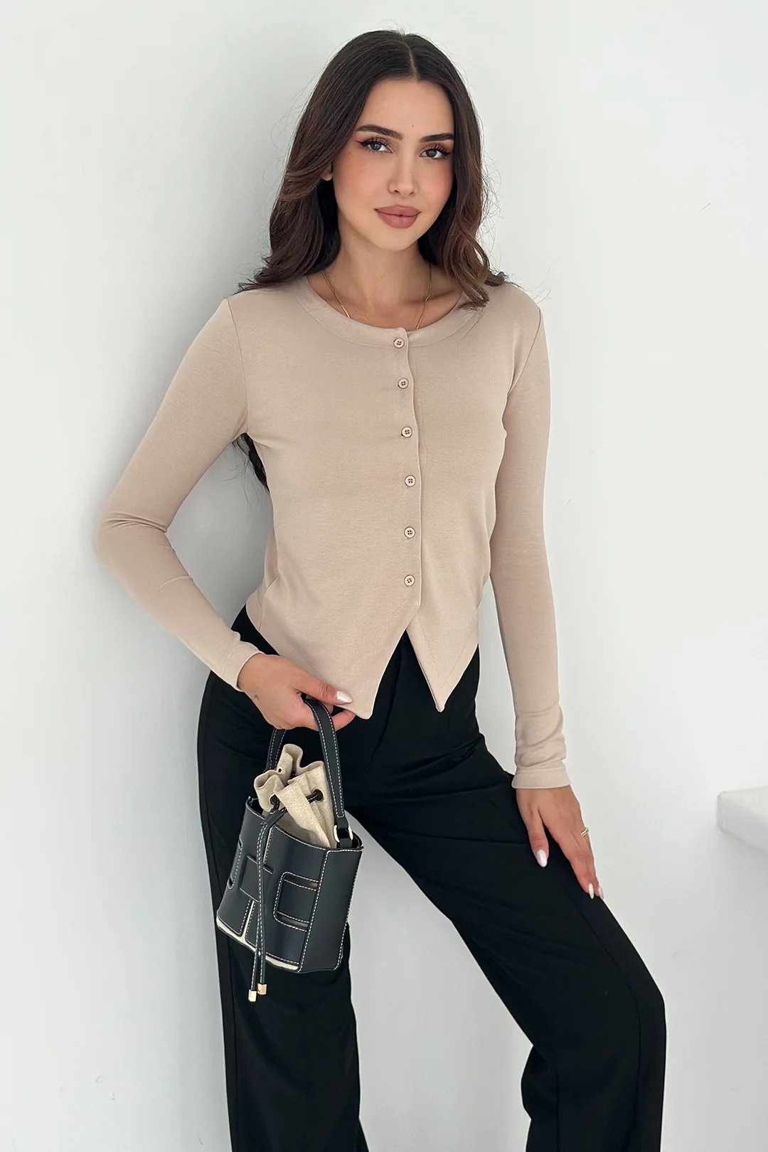 Kadın Sivri Etek Uçlu Düğmeli Bluz – Modern & Şehirli Stil - Bej