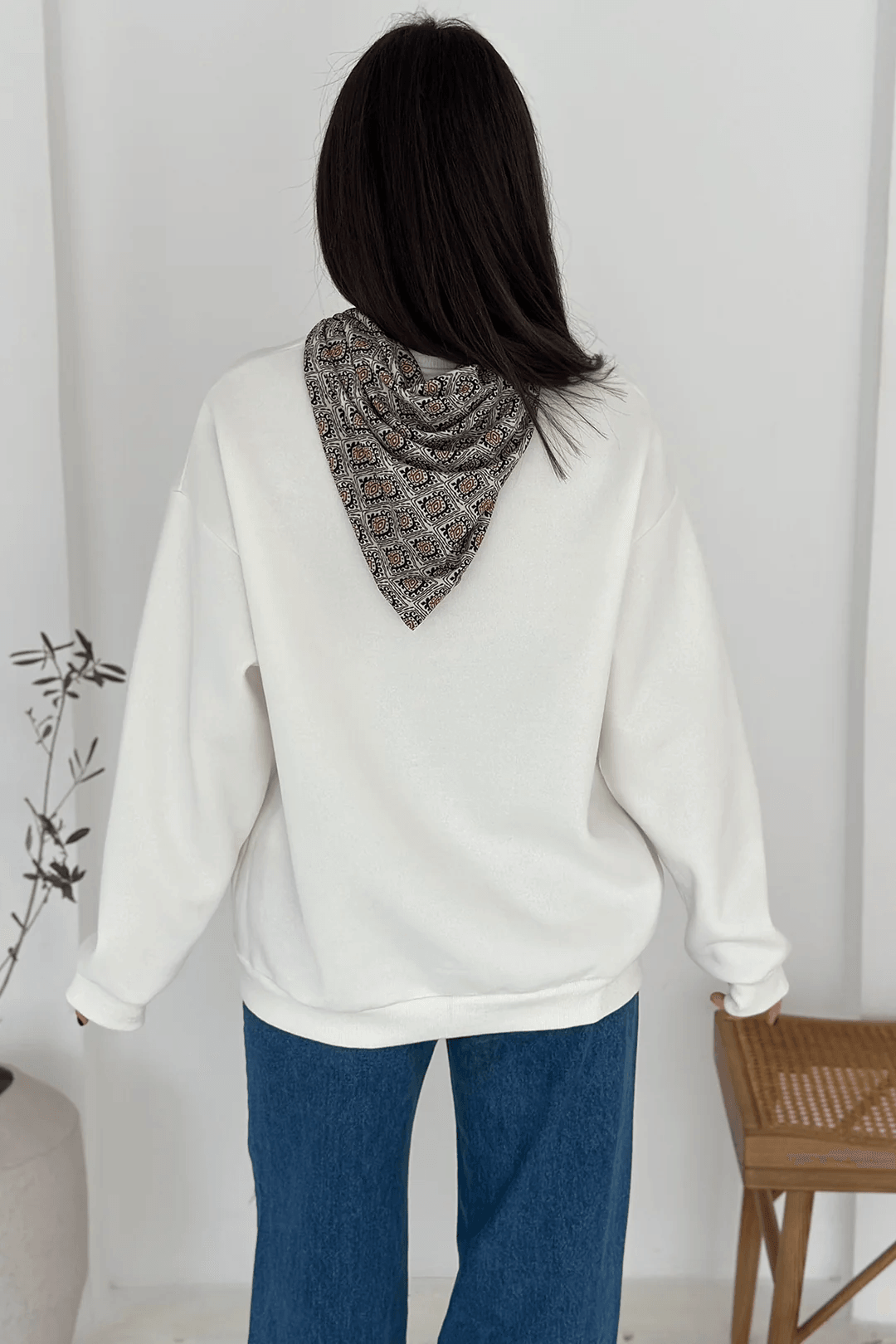 Kadın Dekoratif Yakalı Likralı Sweatshirt – Konforlu & Karakterli Stil