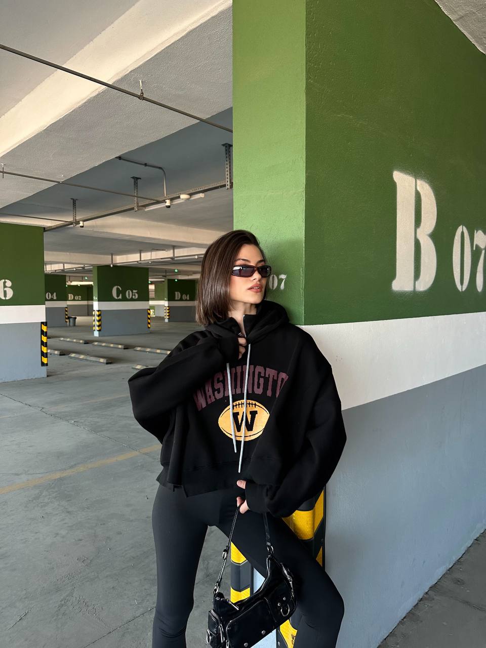  Kadın Kapüşonlu, Dik Yaka Fermuarlı, Crop-Kısa, Bol-Oversize, Önü Yazı Baskılı, Haki, Sweatshirt