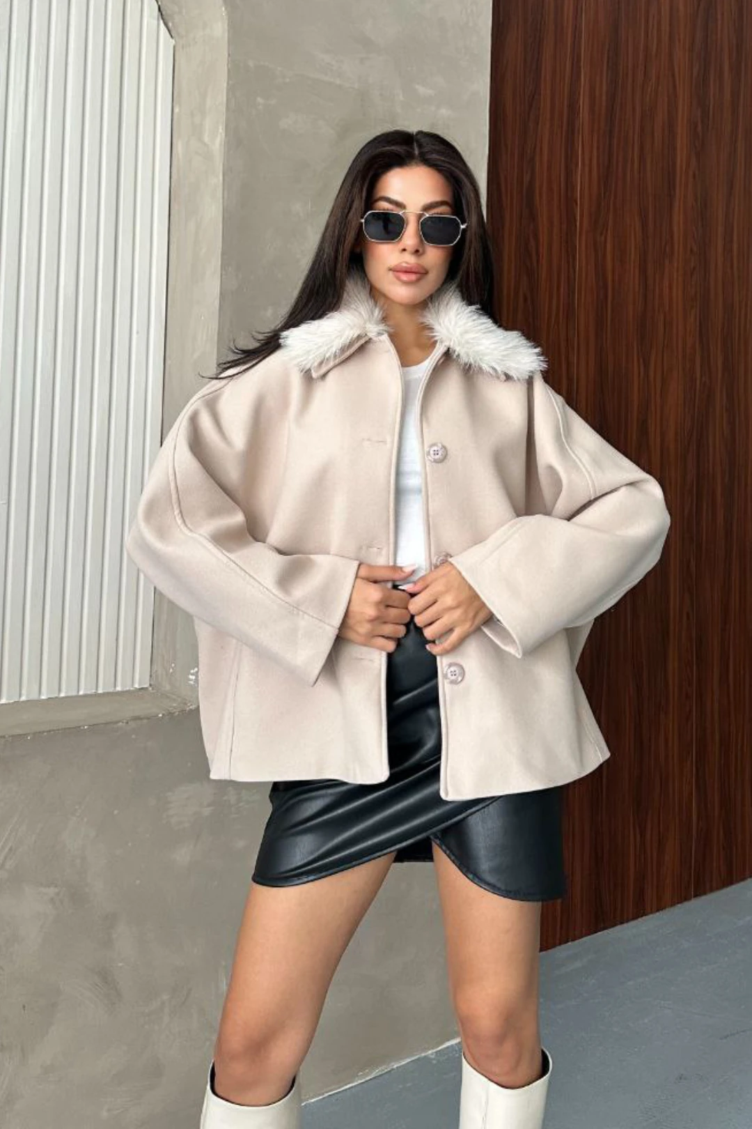 Kadın Bej Kürk Yakalı Kısa Ceket Kaşe Kumaş Oversize Geniş Kol Düğmeli Kışlık - Ekru