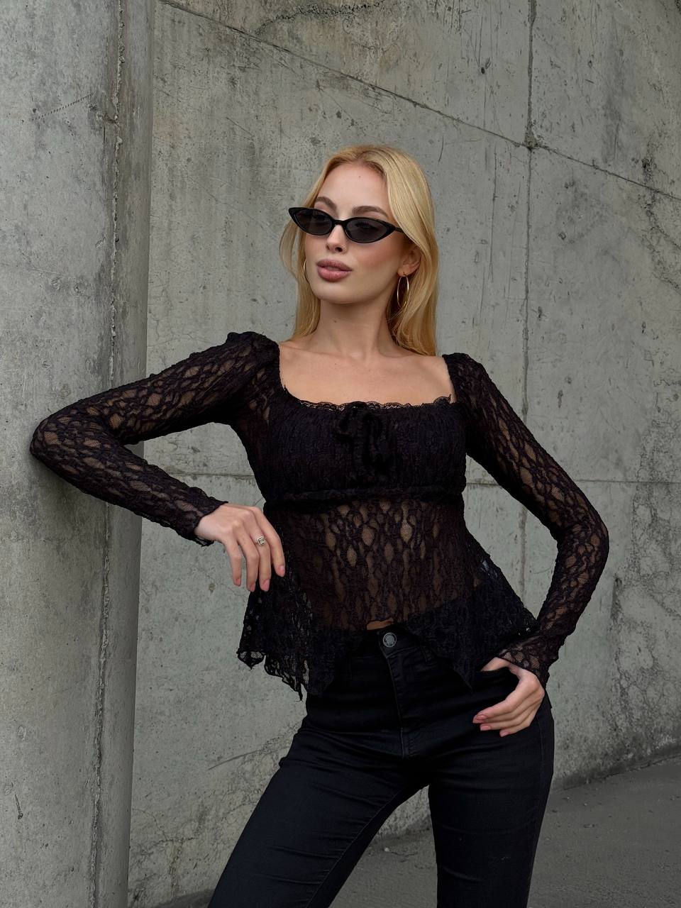 Ekru Peplum Etek Ucu Fırfırlı Güpür Bluz Uzun Kol Bağlama Detaylı Kare Yaka Şık Bluz - Siyah