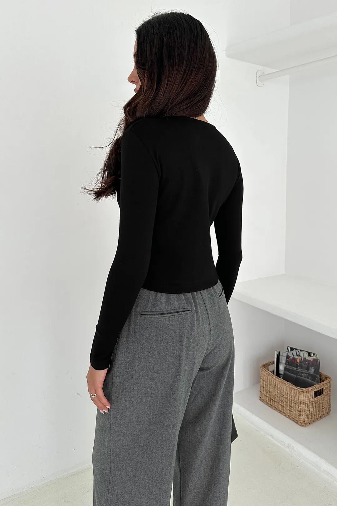Kadın Sivri Etek Uçlu Düğmeli Bluz – Modern & Şehirli Stil