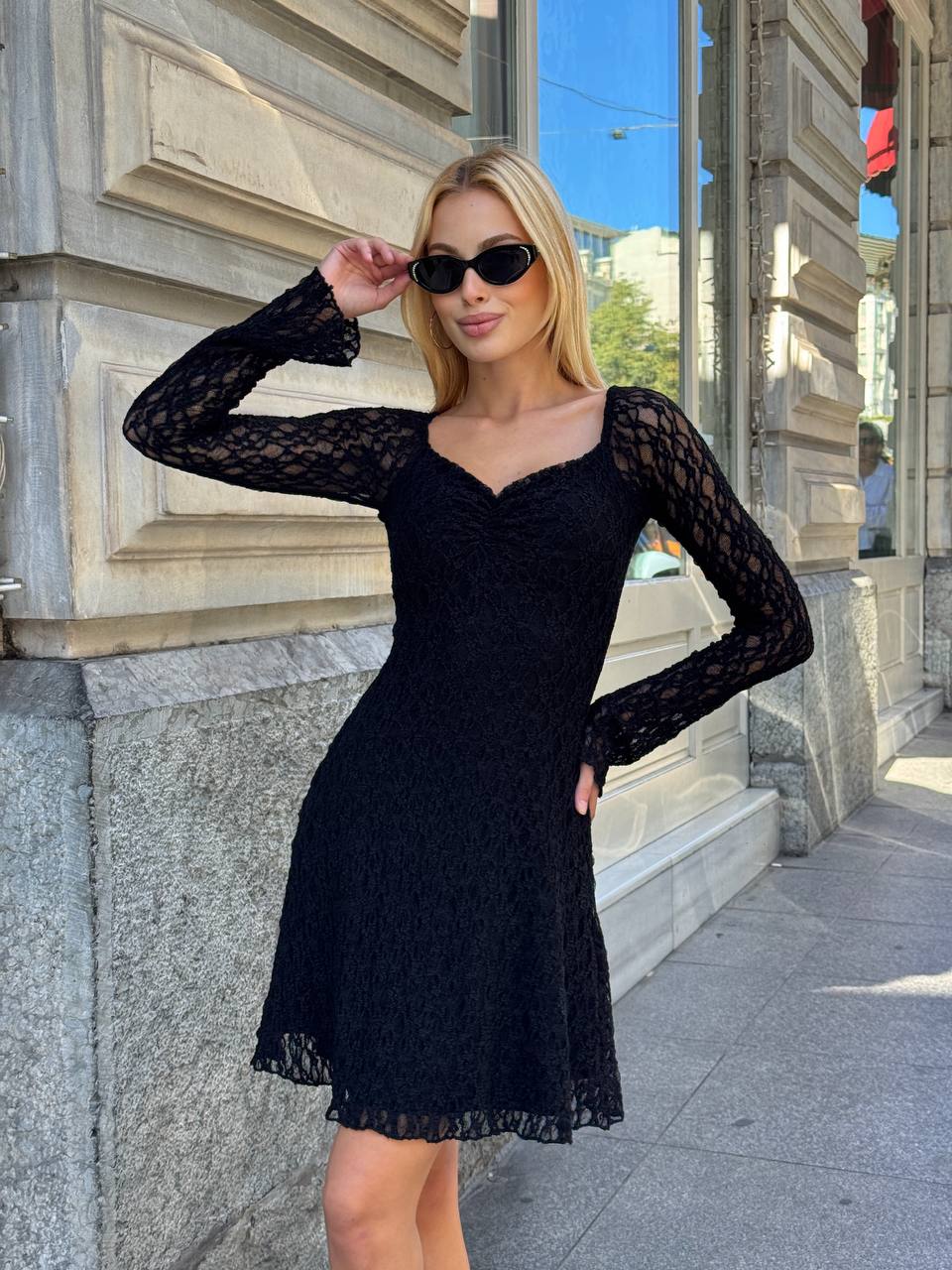 Kadın Siyah Dantelli Uzun Kollu Kalp Yaka Mini Abiye Elbise Güpür Kumaş Vücudu Saran