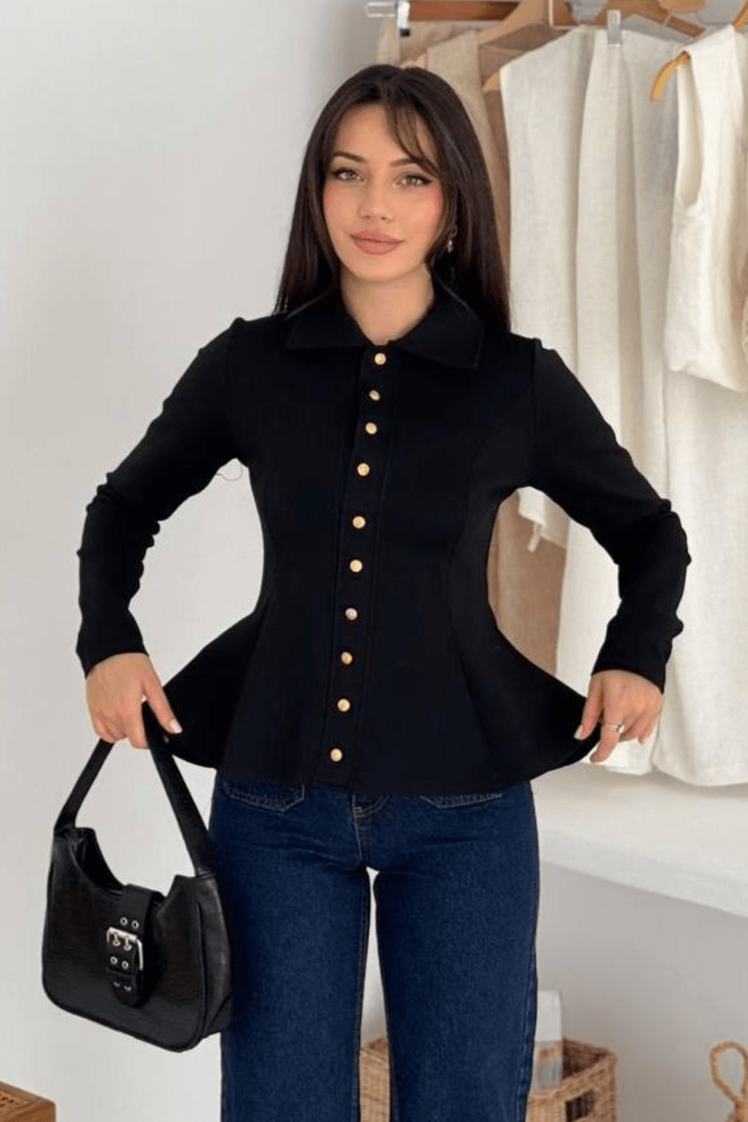 Kadın Altın Düğmeli Peplum Gömlek – Güçlü & Şehirli Stil